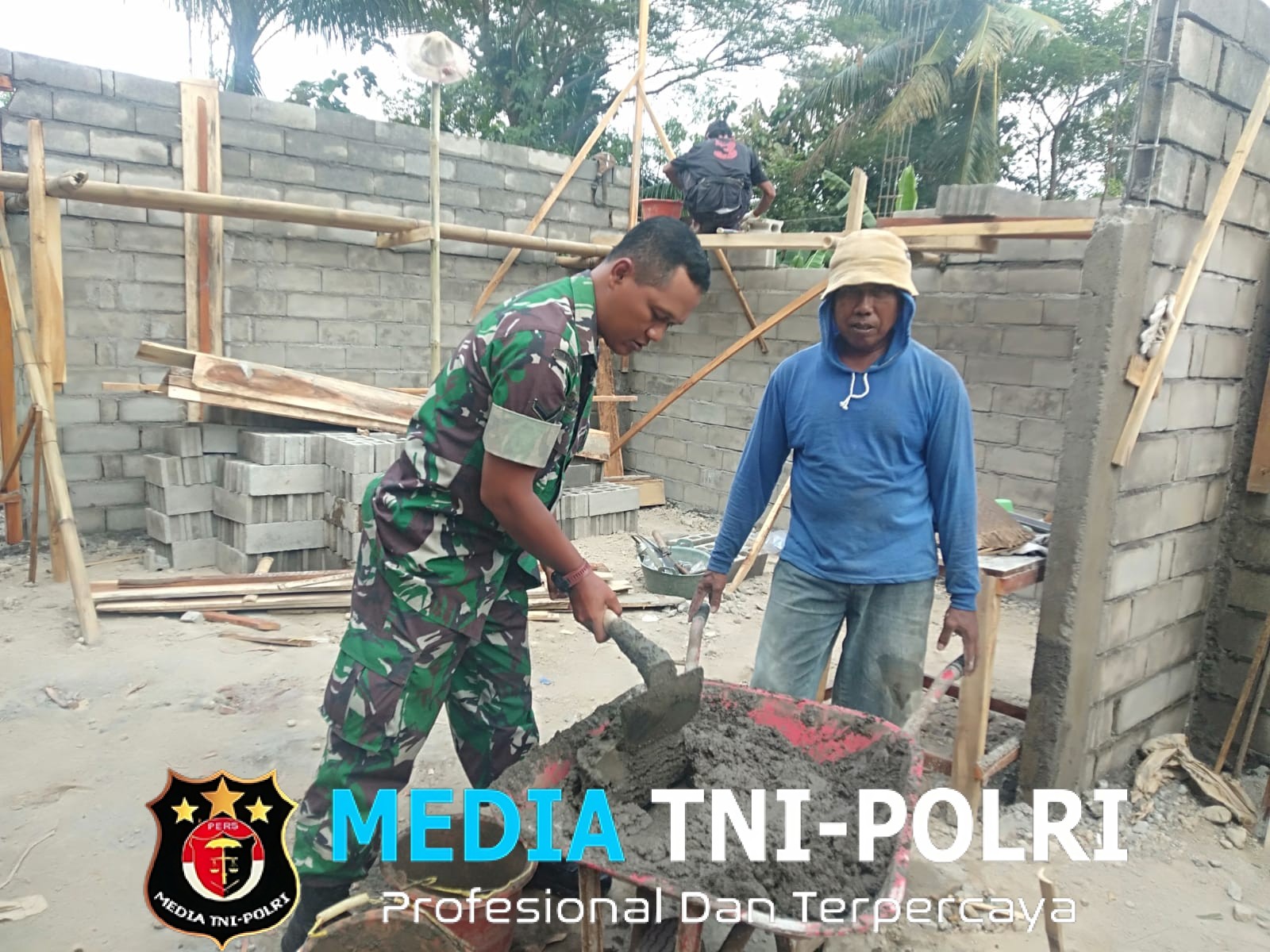 Wujud Nyata TNI Hadir di Tengah Rakyat, Babinsa ikut Gotongroyong Bangun rumah Warga