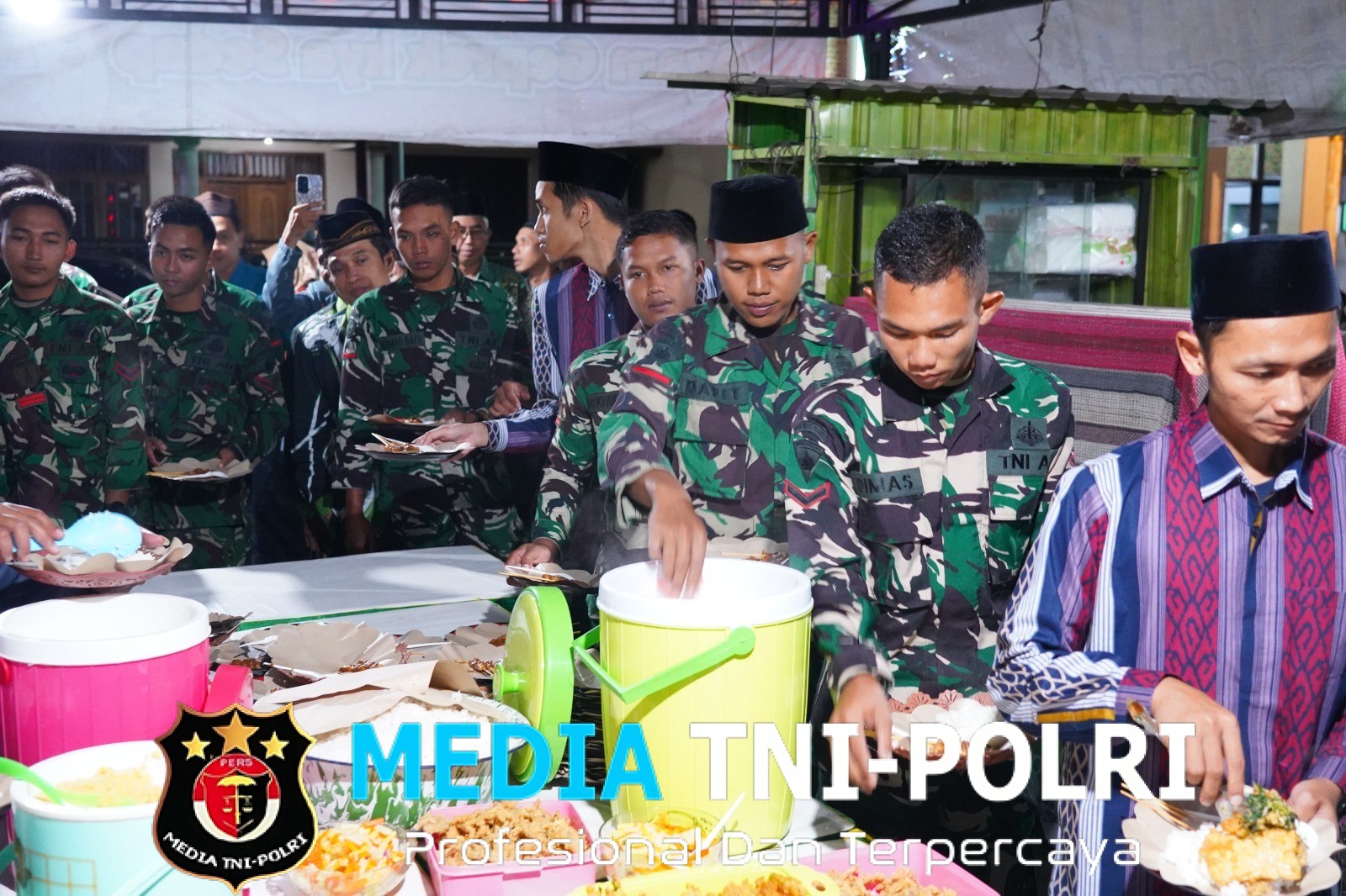Hangatnya Kebersamaan, Satgas TMMD Ke 127 Kodim Blitar Buka Puasa Dan Tarawih Bersama Ansor Di Desa Krisik