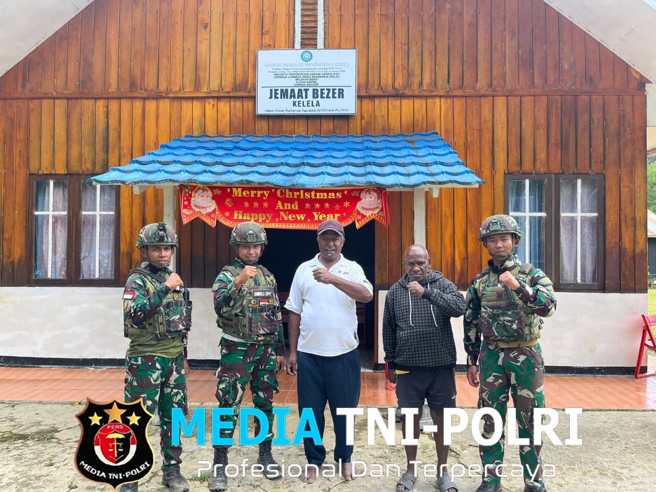 Karya Bakti Satgas Yonif 521/DY Bersihkan Lingkungan Gereja Bezer di Distrik Kelila