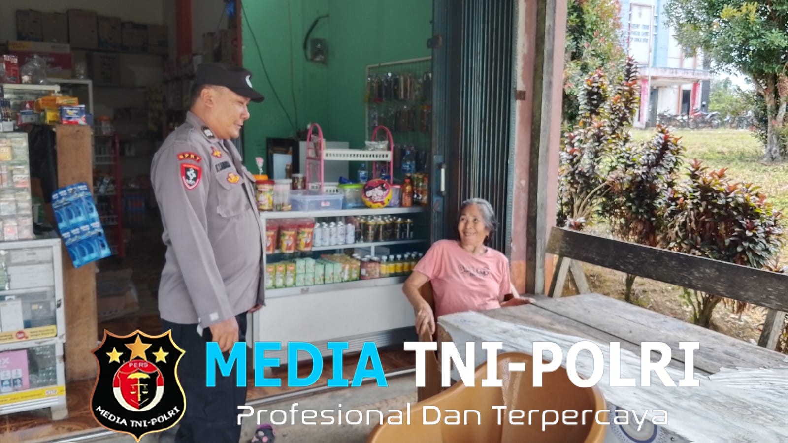 Patroli Kamtibmas Personel Polsek Kuala Behe Jaga Keamanan Dan Kondusifitas di Lingkungan Masyarakat