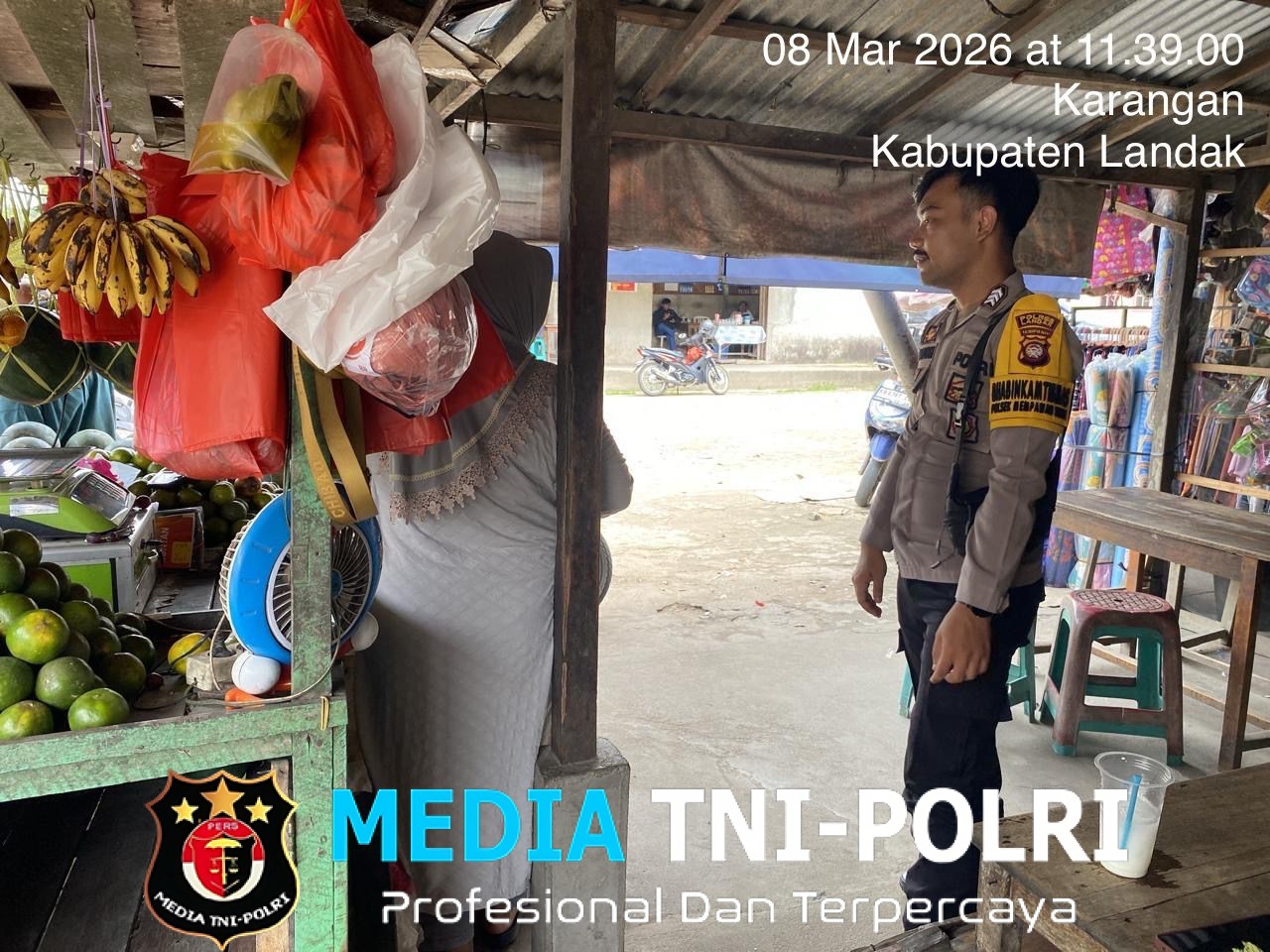 Personel Polsek Mempawah Hulu Sambangi Tukang Parkir dan Pedagang, Sampaikan Pesan Kamtibmas