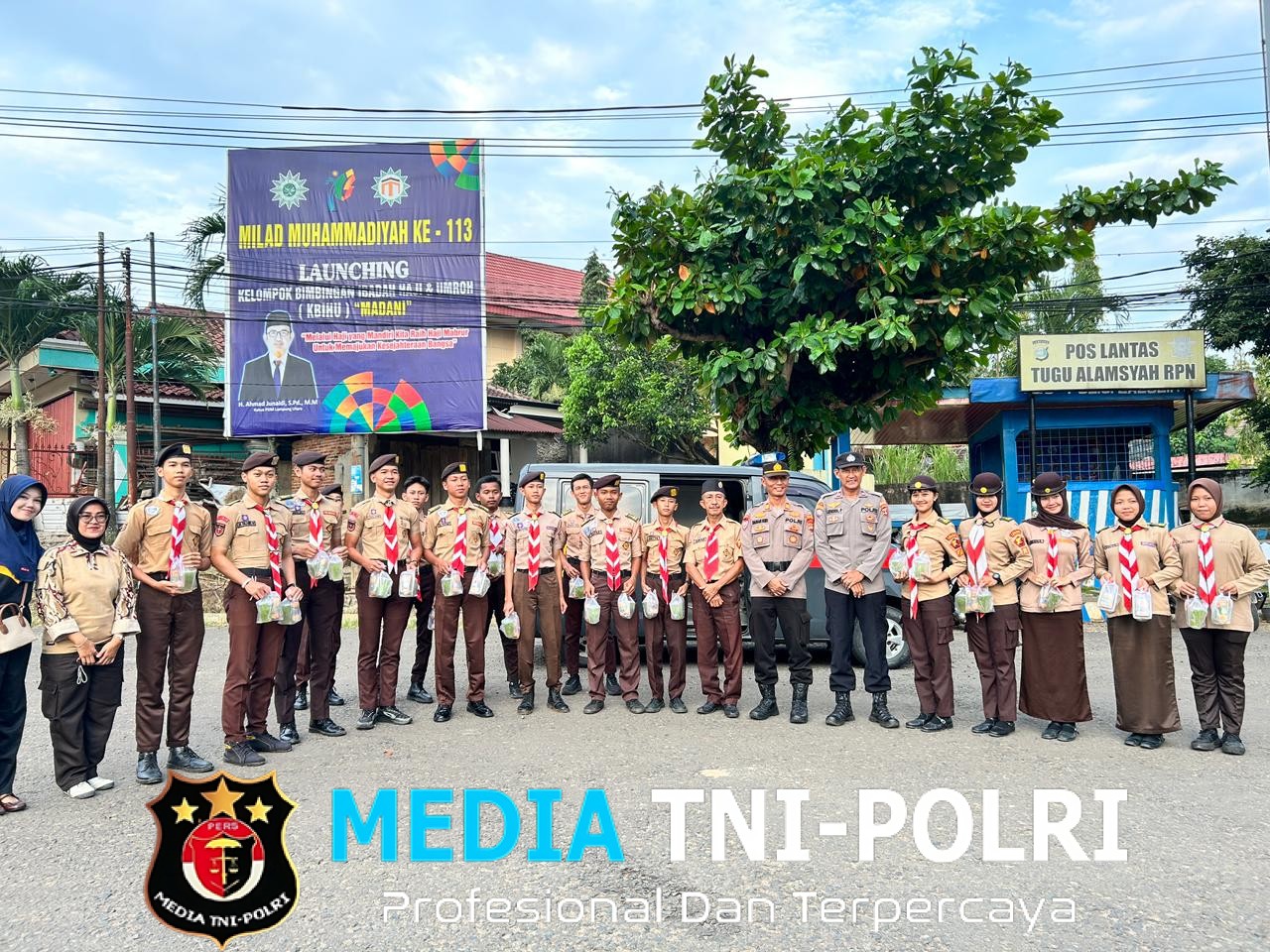 Sat Binmas Polres Lampung Utara Bersama Saka Bhayangkara Berbagi Takjil di Bundaran Tugu Alamsyah RPN Kotabumi
