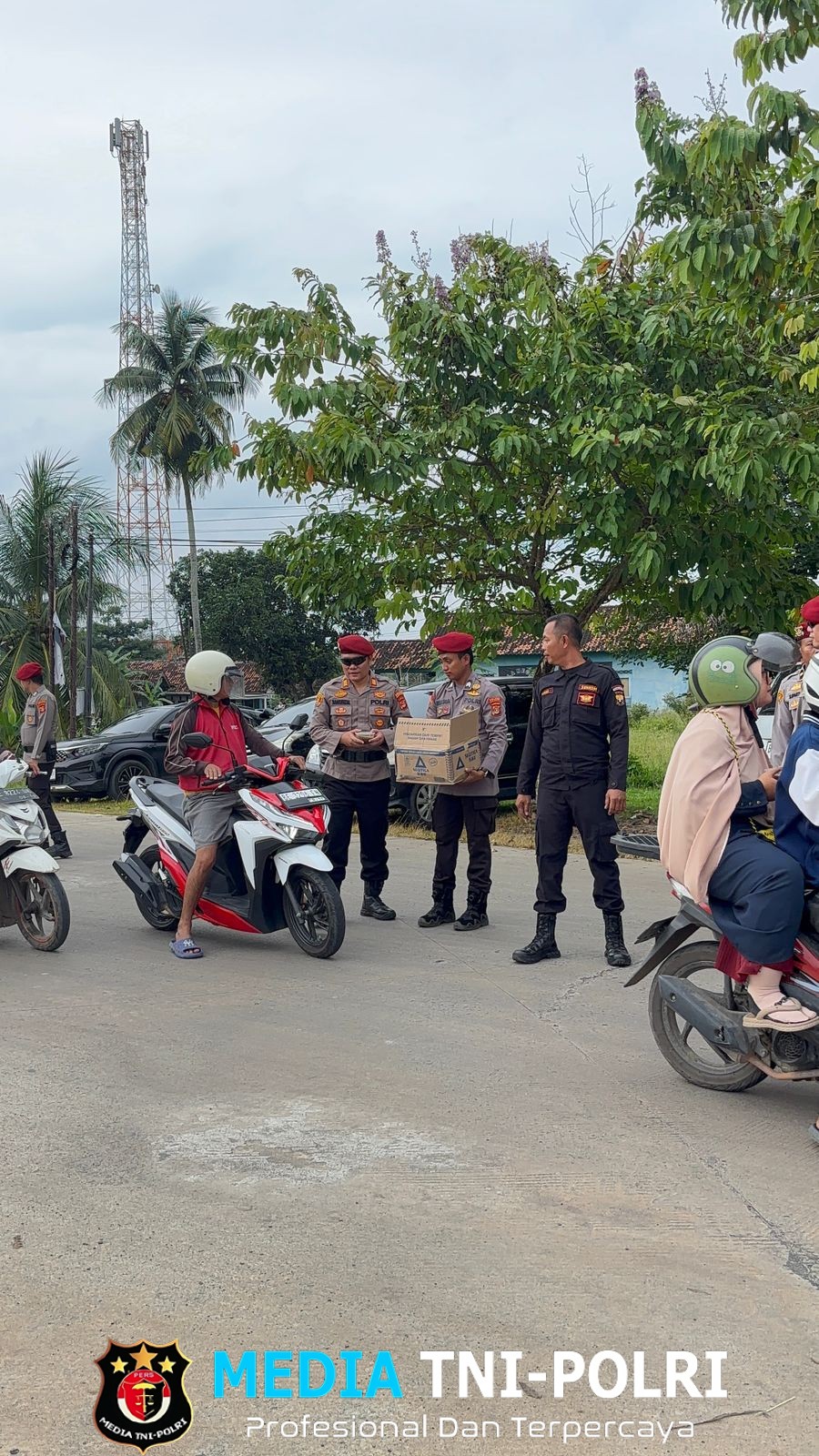 Satres Narkoba Polres Tulang Bawang Barat Berbagi Takjil, Pererat Silaturahmi dengan Masyarakat di Bulan Ramadhan