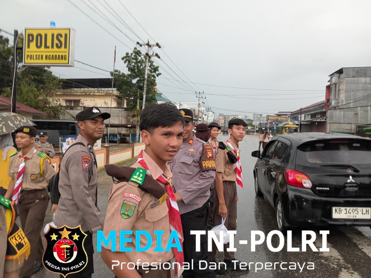 Ramadhan Penuh Kepedulian, Sat Binmas Polres Landak Bersama Saka Bhayangkara Berbagi Takjil