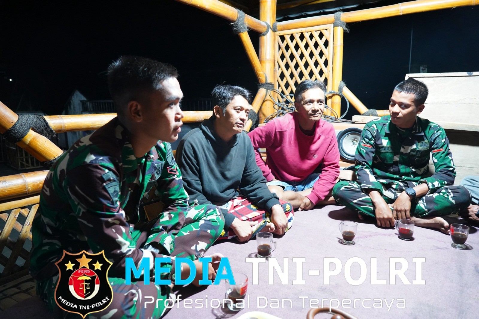 Pererat Kemanunggalan, Satgas TMMD Ke 127 Kodim 0808/Blitar Gelar Ronda Malam Bersama Warga Dusun Tirtomoyo