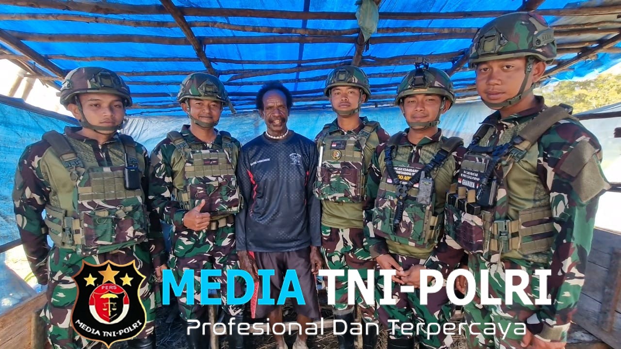 Berbagi Kasih TNI untuk Masyarakat, Satgas Yonif 521/DY Bagikan Kaos Kepada Warga Distrik Eragayam