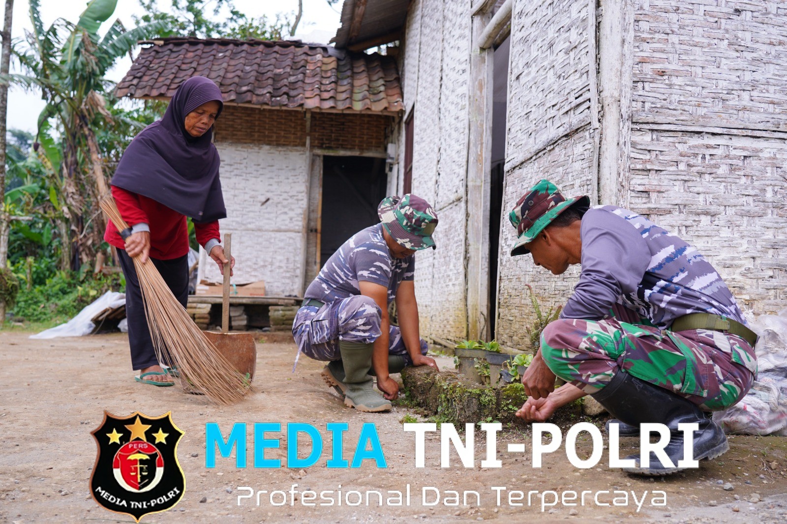 Sembari Menanti Buka Puasa, Satgas TMMD 127 Kodim Blitar Bantu Bersihkan Rumah Warga