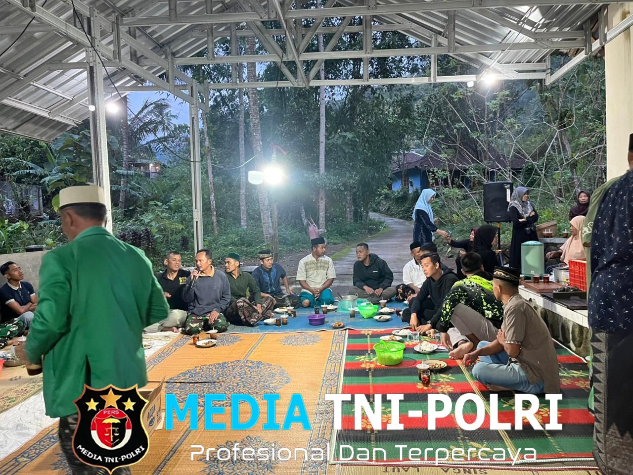Suasana Penuh Kehangatan, Satgas TMMD 127 Buka Puasa Bersama Warga Desa Kembang
