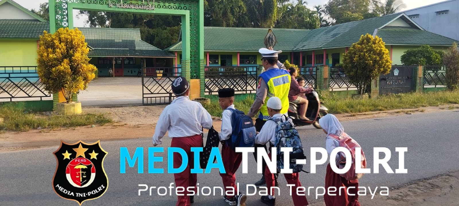 Personel Polsek Mempawah Hulu Laksanakan Strong Point Pagi di Area Sekolah dan Persimpangan Pasar Karangan