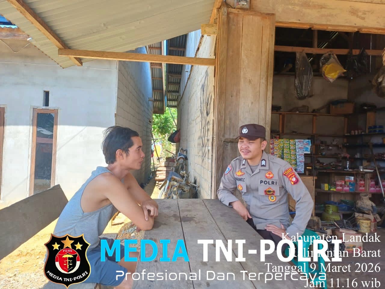 Polisi Ngobrol Santai Bareng Warga, Himbauan Kamtibmas Disampaikan dengan Suasana Penuh Keakraban