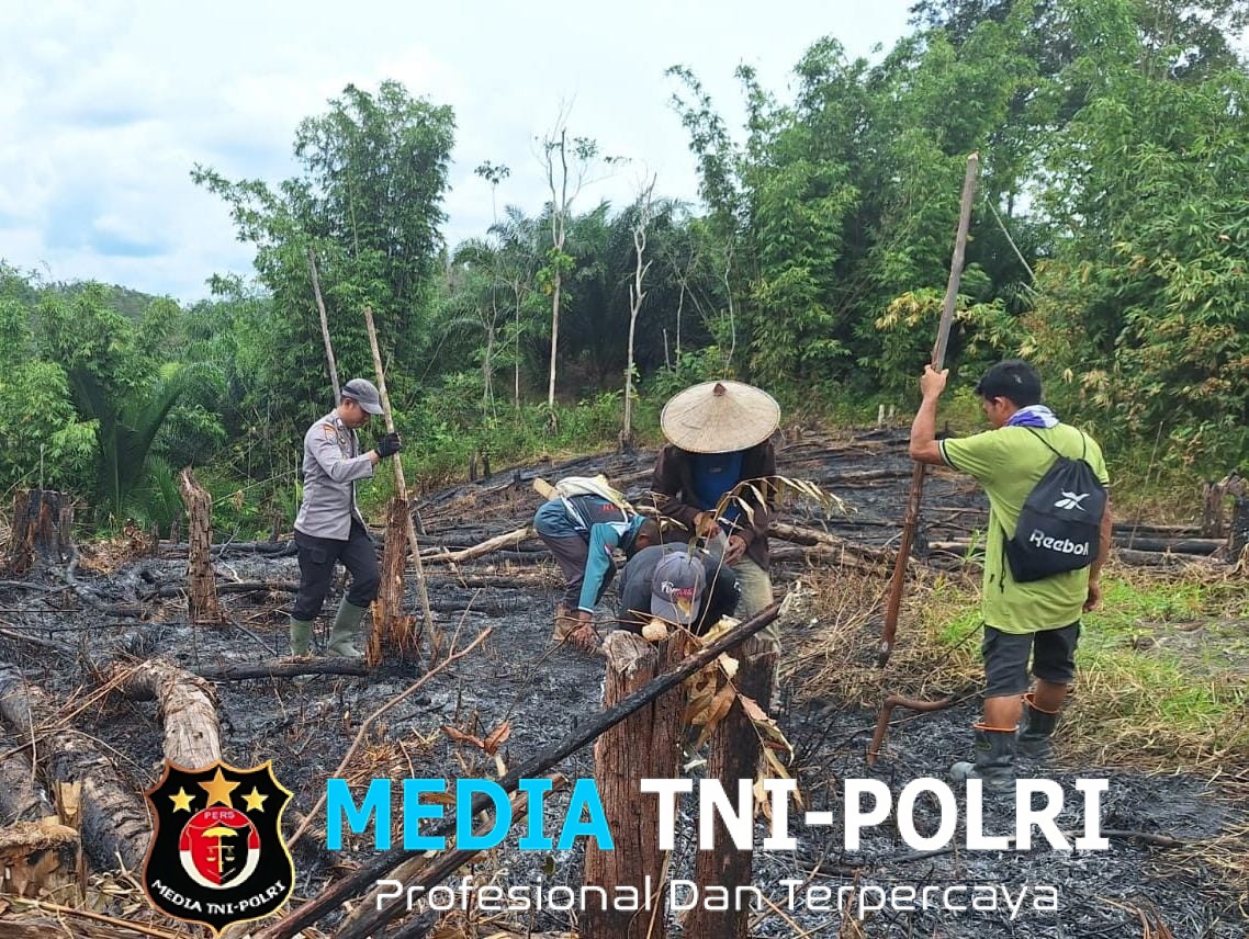 Polsek Ngabang Dukung Ketahanan Pangan, Bhabinkamtibmas Bersama Kelompok Tani Tanam Jagung di Desa Muun