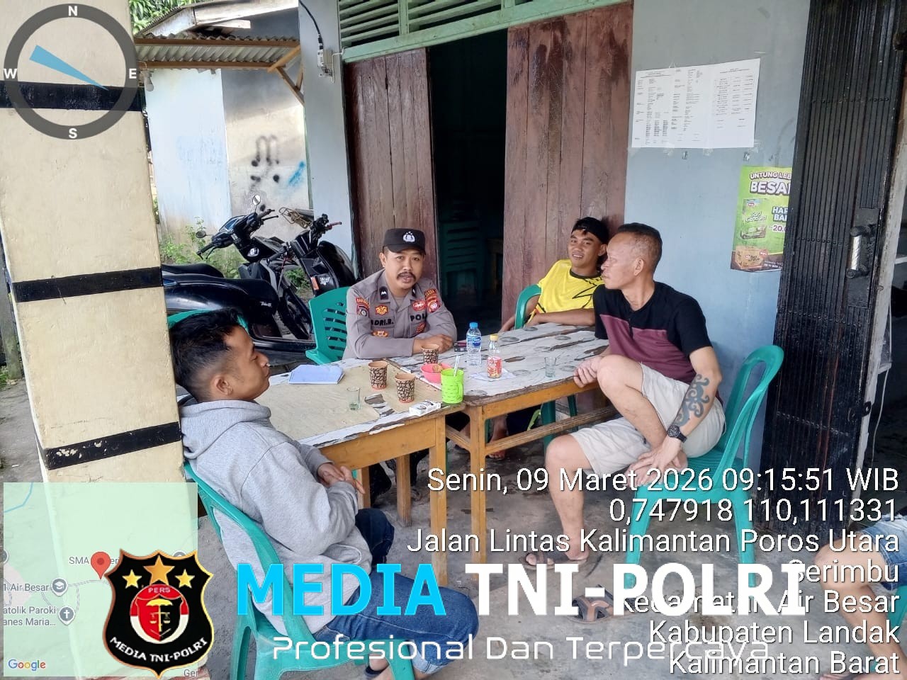 Suasana Akrab! Polisi dan Warga Serimbu Duduk Bersama Saat Patroli Siang