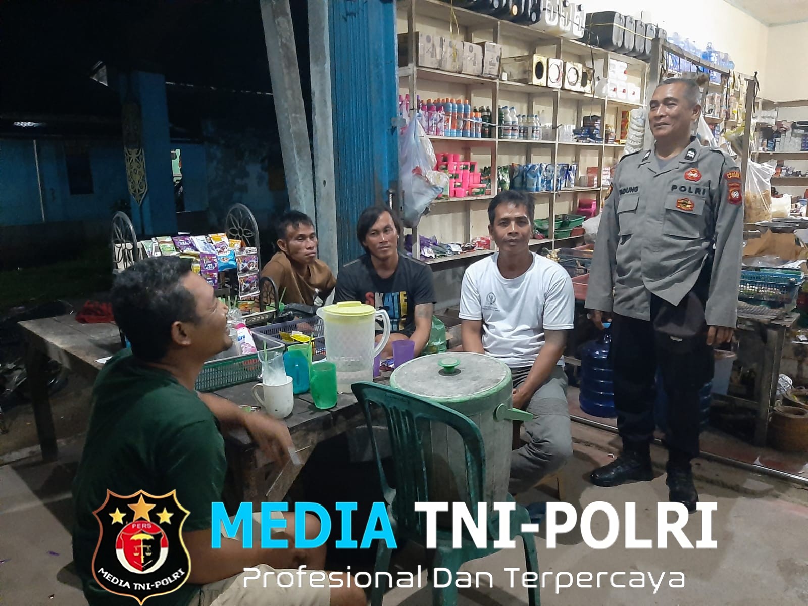 Pererat Kedekatan, Polisi Sapa Warga Saat Patroli Malam di Mandor