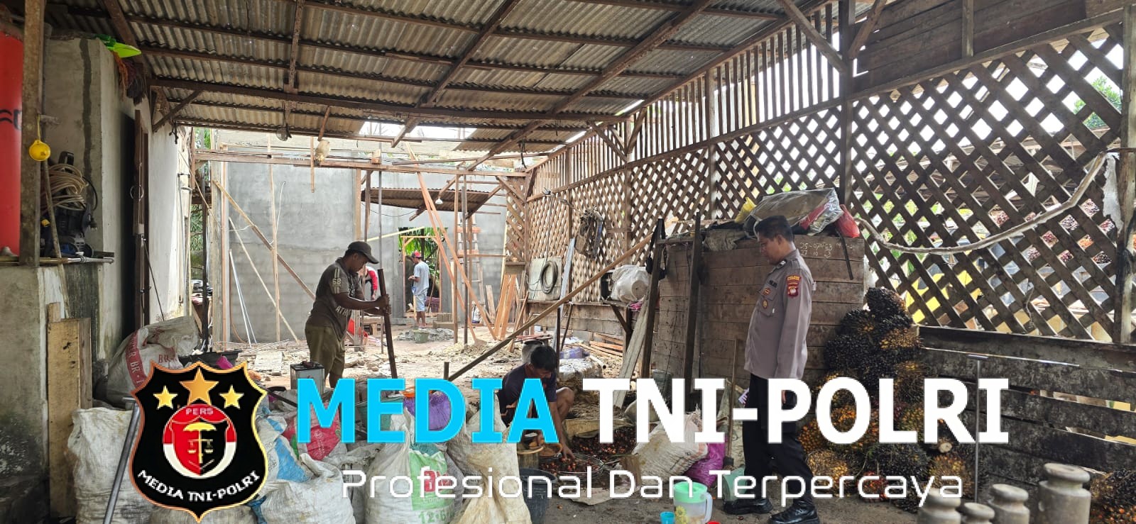 Patroli Sambil Menyapa, Polisi Mandor Ingatkan Warga Tetap Waspada