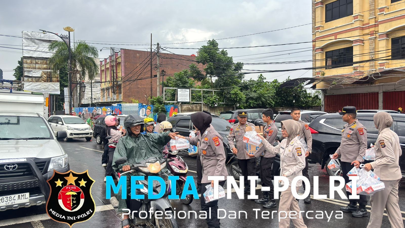 Biro Sdm Polda Lampung Berbagi Kebahagiaan, Bagikan Ratusan Takjil Pada Pengendara