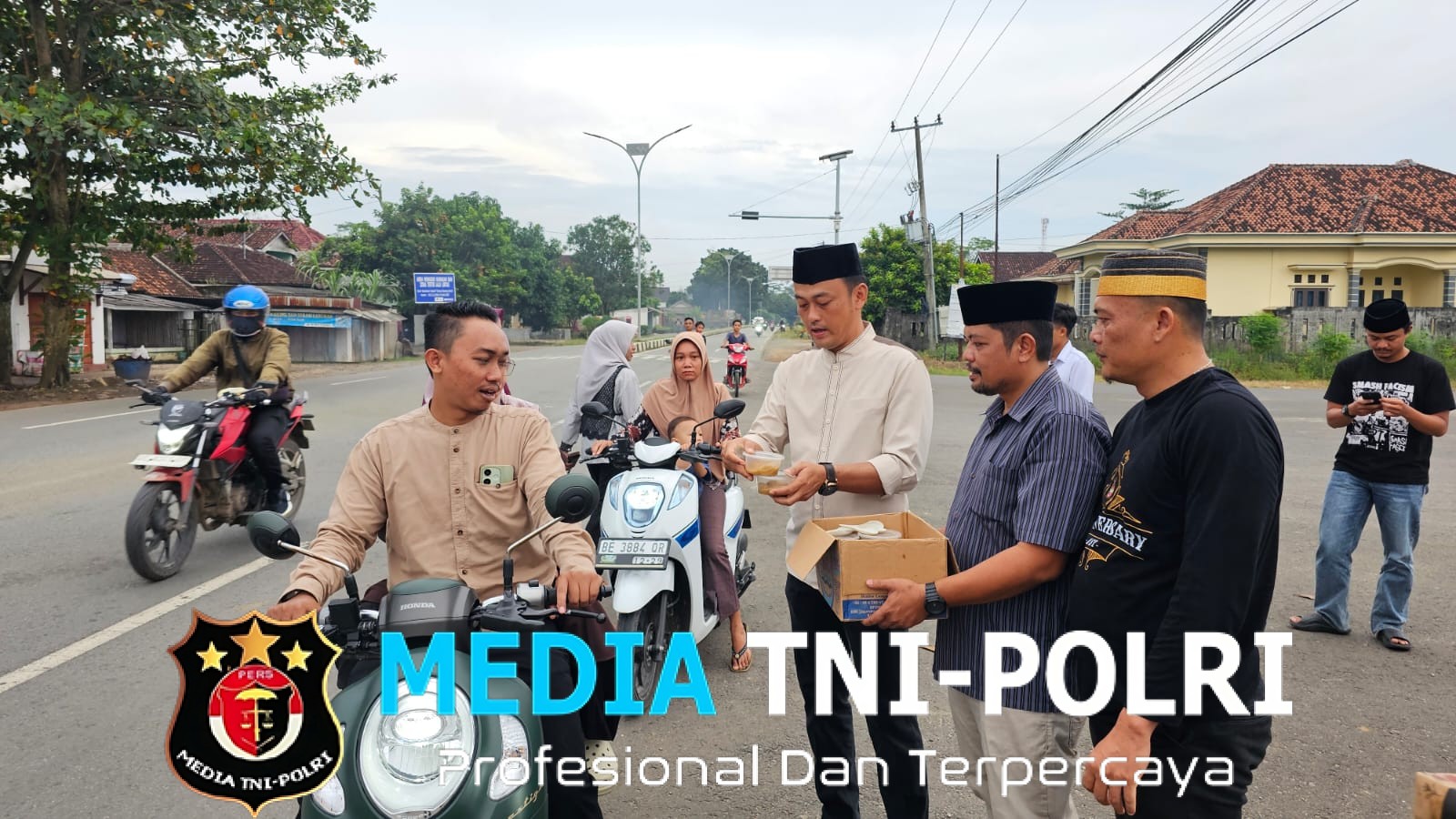 Ramadhan Berbagi, Sat Intelkam Polres Tulang Bawang Barat Bagikan Takjil di Jalan Raya Simpang uluan Nughik Panaragan Jaya