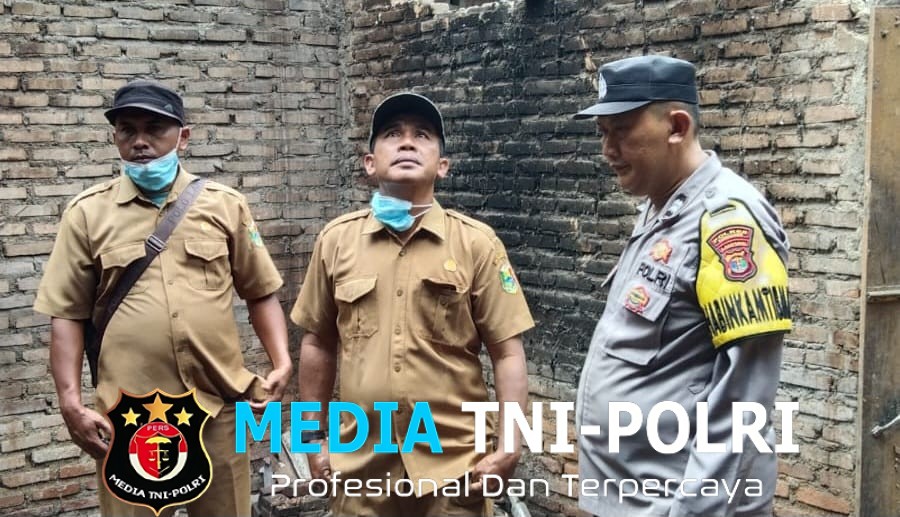 Bhabinkamtibmas Polsek Pugung Aiptu Rasdin Kunjungi dan Identifikasi Rumah Ambruk di Pekon Way Handak
