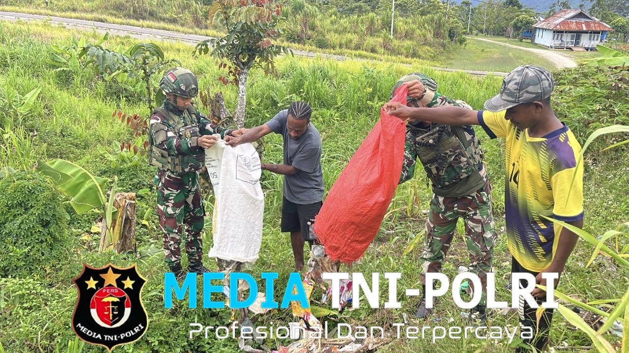 Tumbuhkan Semangat Gotong Royong, Satgas Yonif 521/DY Bersihkan Jalan dari Sampah Non Organik Bersama Pemuda Kobakma