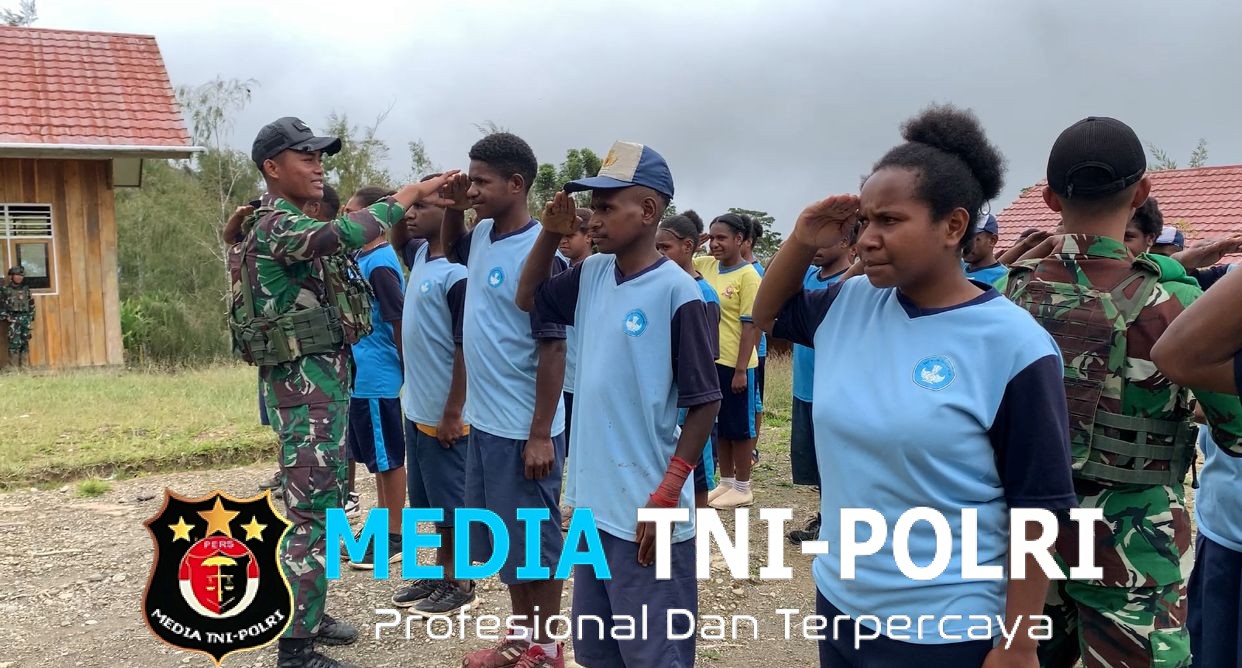 Tanam Disiplin, Tumbuhkan Nasionalisme Pos Bulangkop Satgas Yonif 751/VJS Latih PBB di SMPN Bulangkop