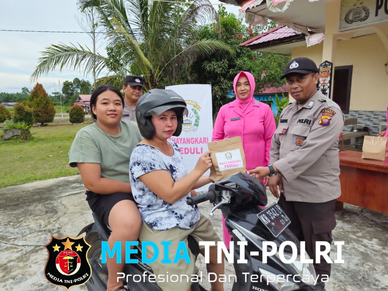Ramadan Penuh Berkah, Polsek Kuala Behe Bersama Bhayangkari Ranting Kuala Behe Berbagi Takjil kepada Pengguna Jalan