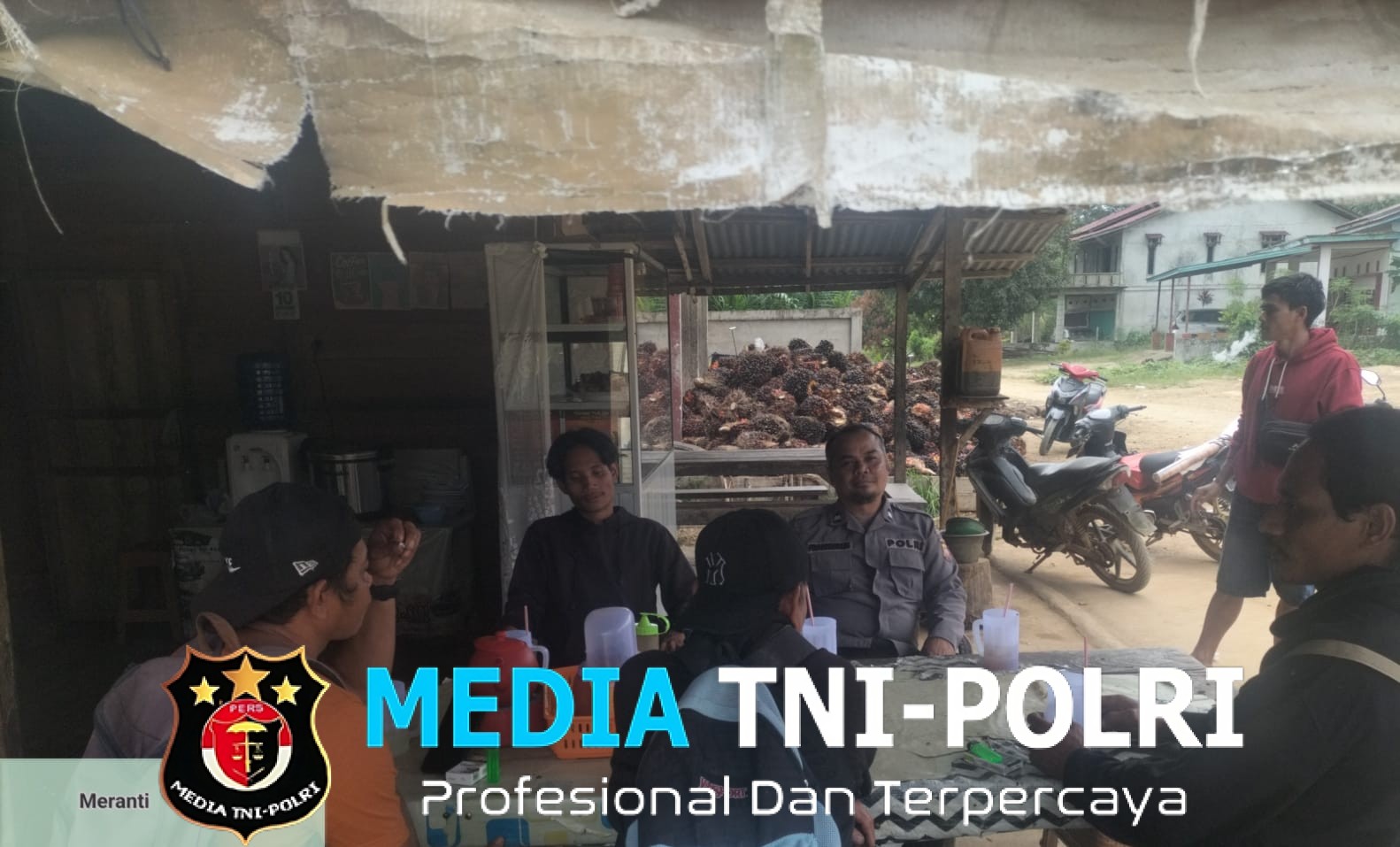 Ngobrol Santai Saat Patroli, Polisi Ajak Warga Waspada Tindak Kejahatan