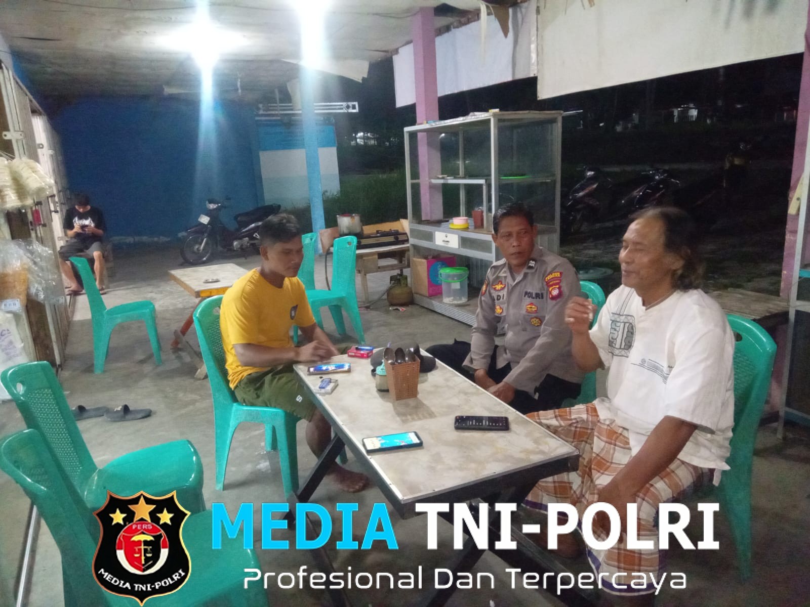 Saat Malam Menyapa Mandor, Polisi Turun Patroli dan Ajak Warga Jaga Keamanan