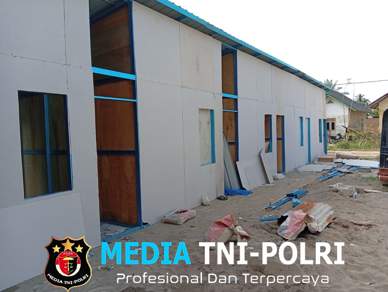 Babinsa Turun Langsung Pantau Pembangunan Huntara, Semangati Pekerja di Lapangan