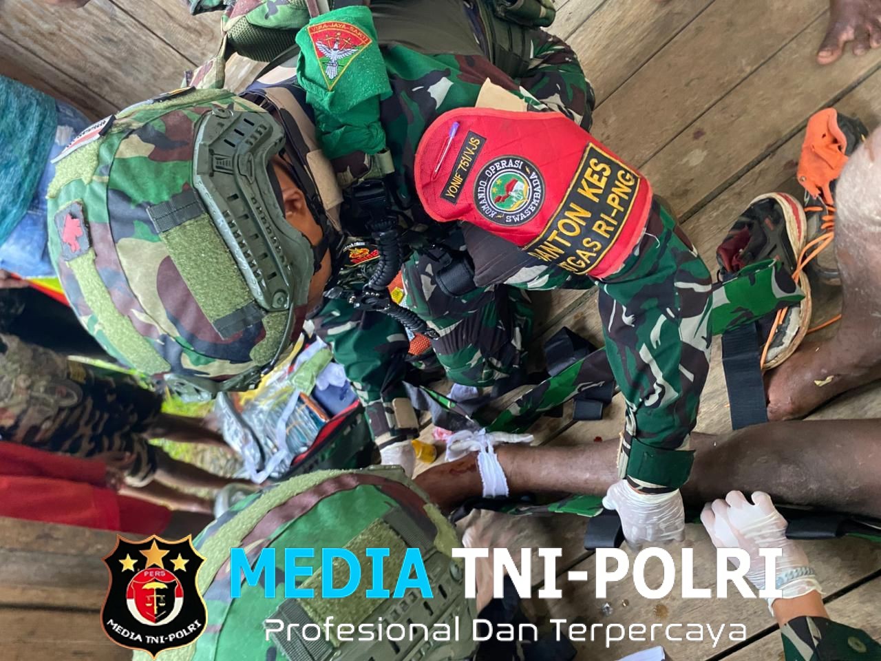 Hujan Tak Menghalangi Pos Iwur Satgas Yonif 751/VJS Evakuasi Warga Jatuh dari Pohon di Kampung Kamyoim