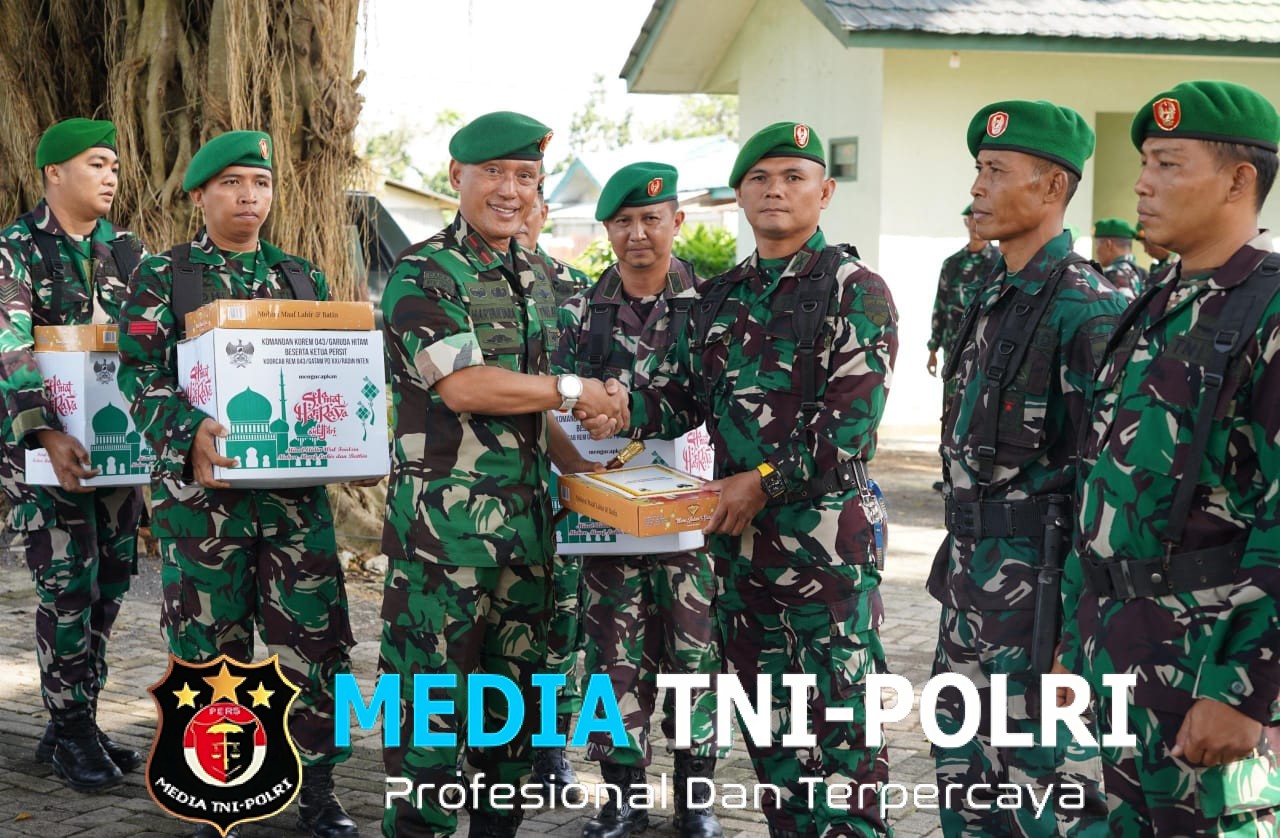 Sambut Hari Raya Idul Fitri 1447 H, Danrem 043/Gatam Bagikan Bingkisan Lebaran kepada Prajurit dan PNS