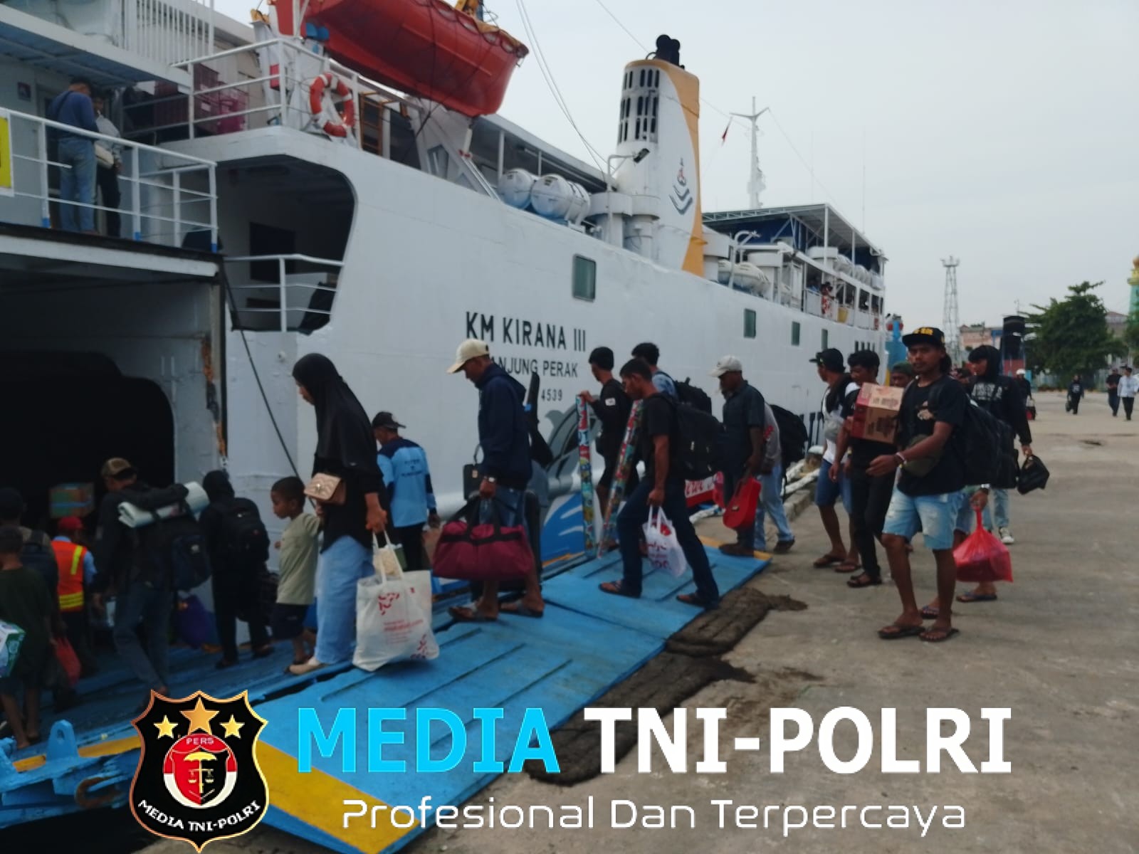 Dua Buah Kapal Darma Lautan Utama (DLU) di Berangkatkan dari Pelabuhan Pelindo Regeonal Sampit III Tujuan Pelabuhan Surabaya dan Semarang