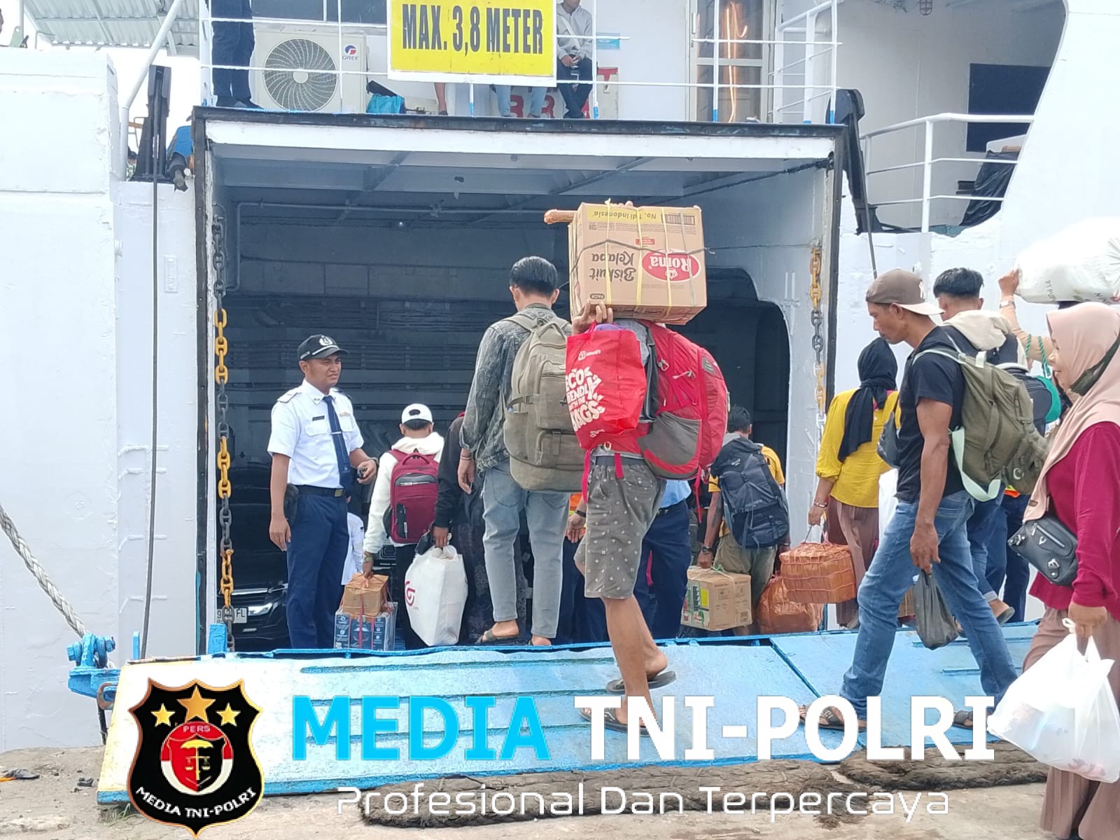 Dua Buah Kapal Darma Lautan Utama (DLU) di Berangkatkan dari Pelabuhan Pelindo Regeonal Sampit III Tujuan Pelabuhan Surabaya dan Semarang