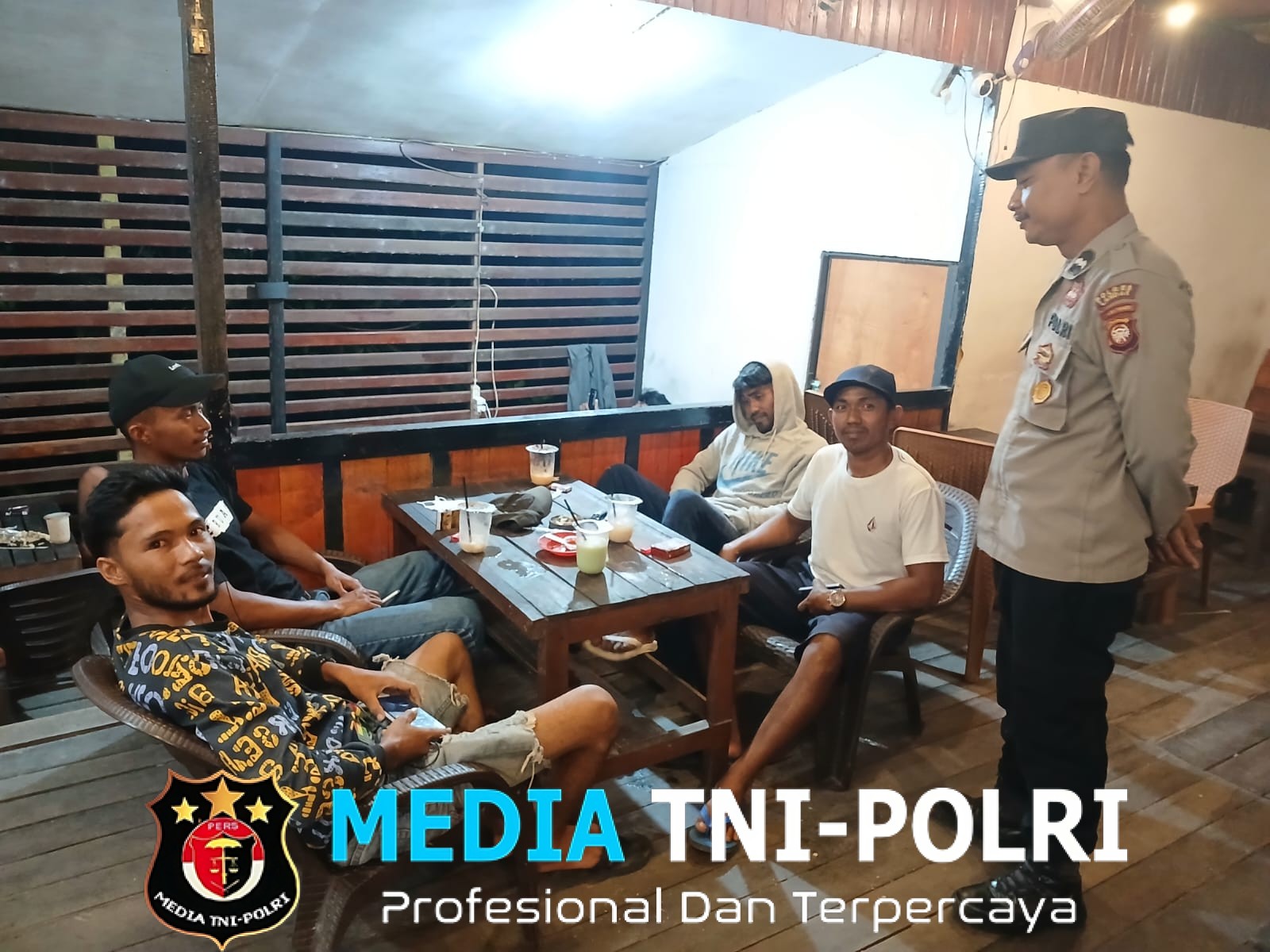 Patroli Malam Polisi Mandor, Sapa Warga yang Berkumpul dan Sampaikan Pesan Kamtibmas