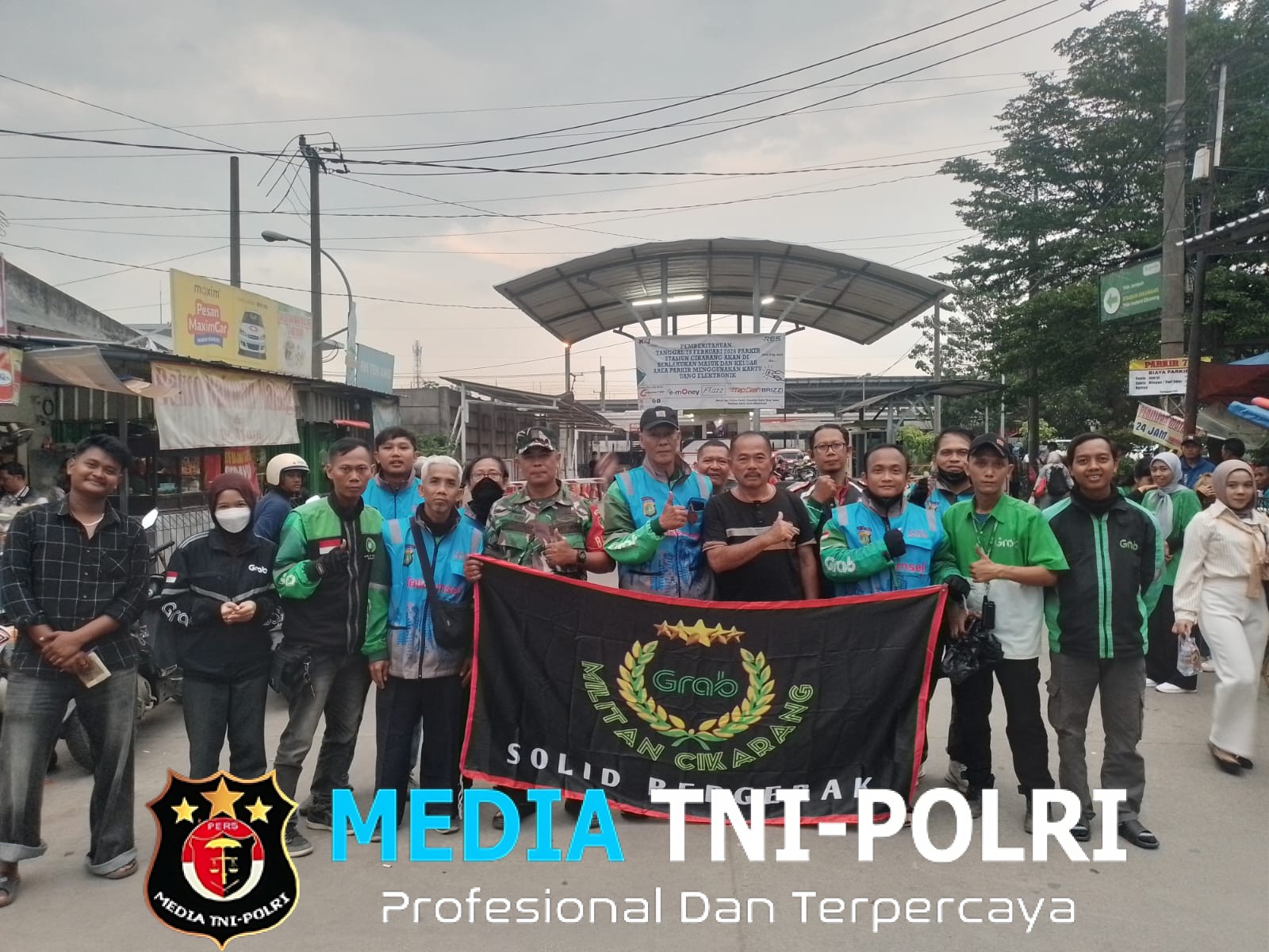 Babinsa Karang Asih Bersama Grab Ojol Militan Berbagi Takjil Didepan Stasiun cikarang