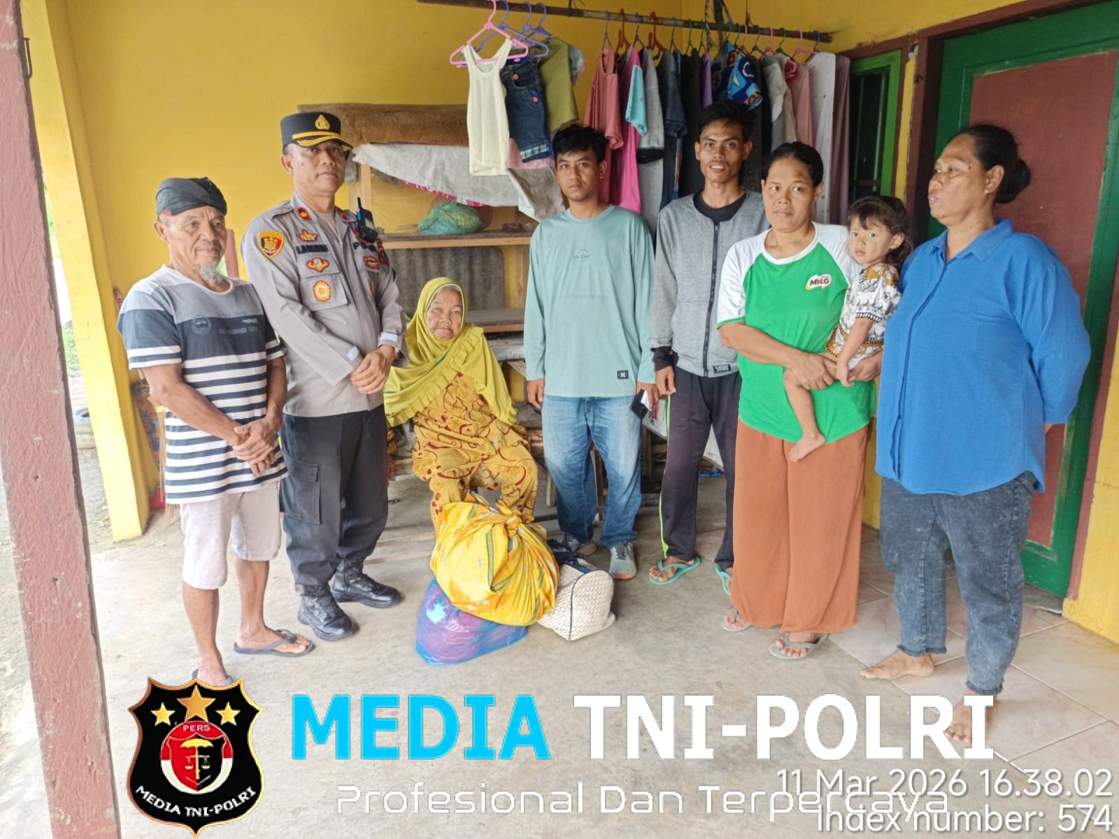 Haru! Kapolsek Tanah Jawa Antarkan Sendiri Nenek Pikun yang Terlantar, Pulang ke Pelukan Keluarga di Tebing Tinggi Setelah Diselidiki Lewat Pemindai Iris Mata