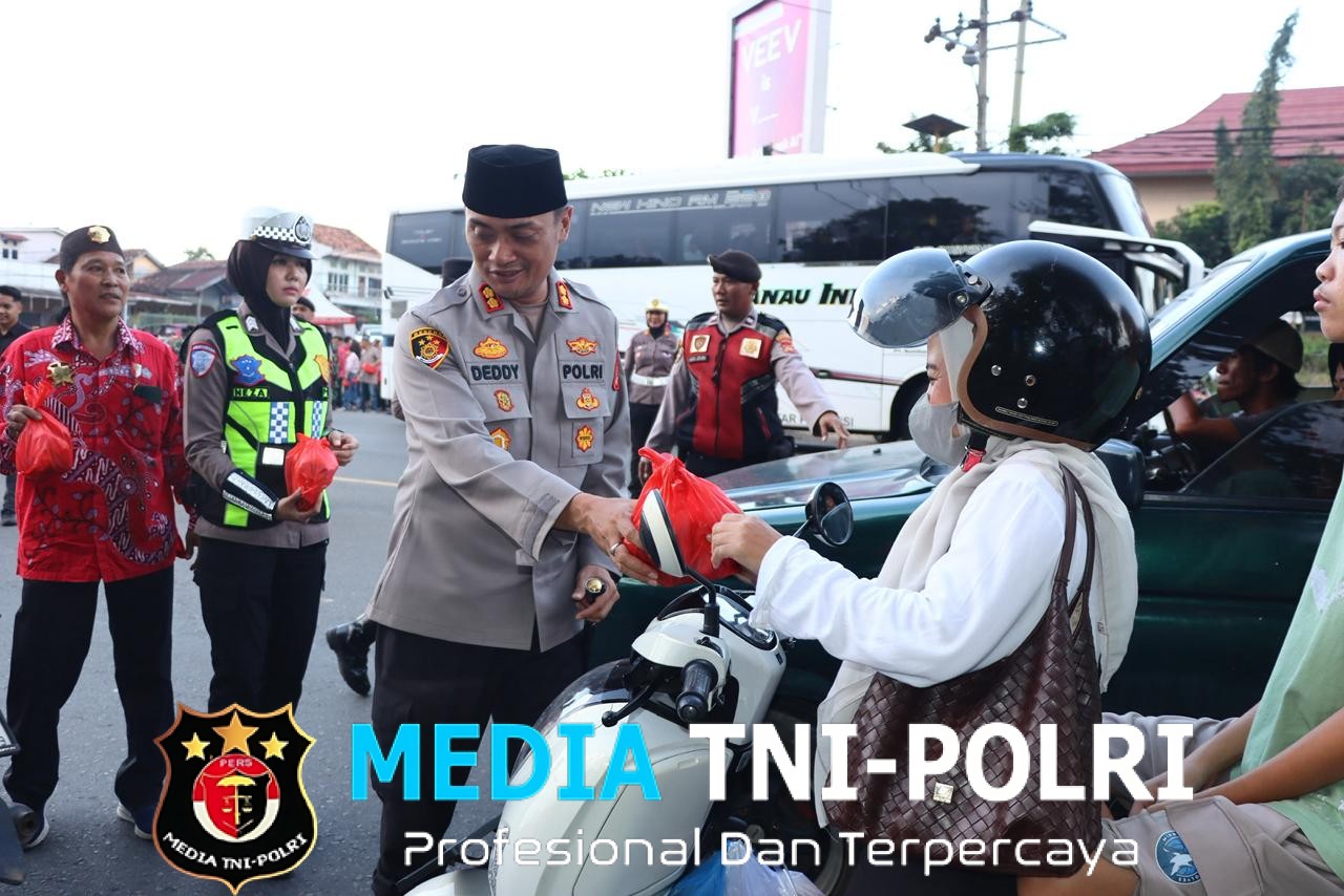Polres Lampung Utara Bersama PSMTI, Kodim 0412 dan Skala Brak Bagikan 1.000 Takjil Kepada Pengendara