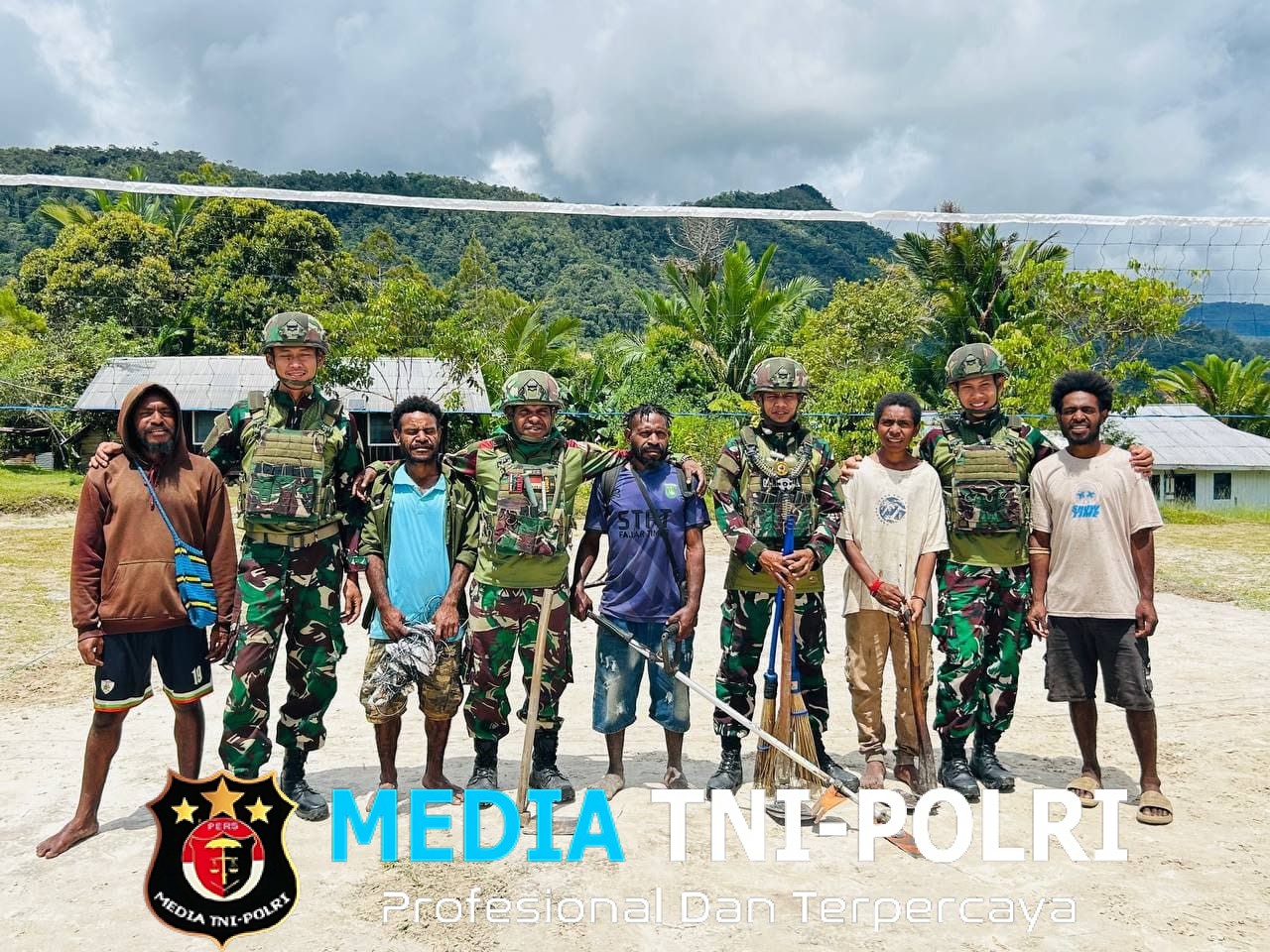 Masyarakat Sehat Indonesia Kuat, Satgas Yonif 521/DY Perbaiki Fasilitas Olahraga Masyarakat di Distrik Apalapsili