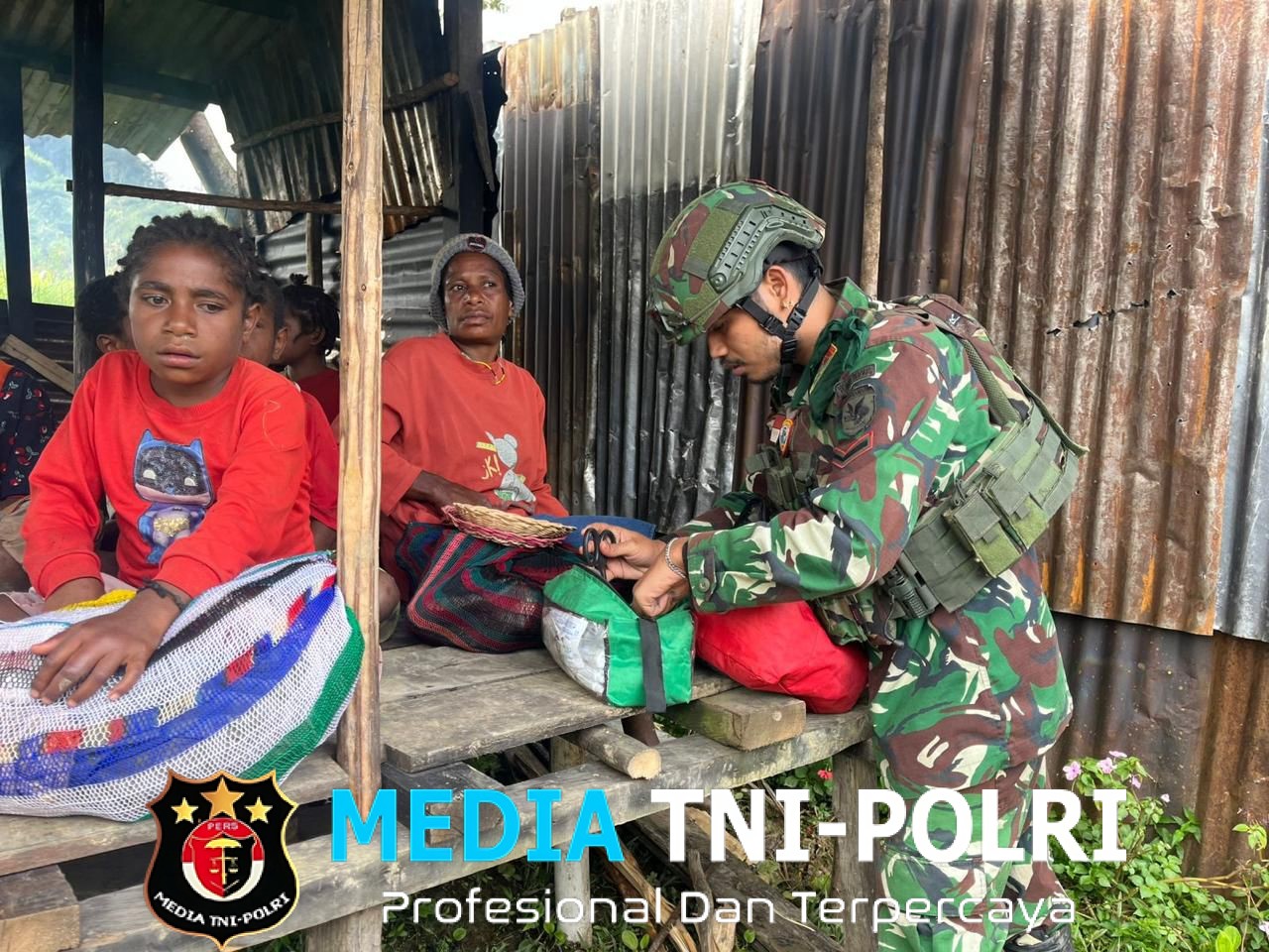 Pos Mimin Satgas Swasembada Yonif 751/VJS Bagikan Baju Layak Pakai ke Kampung Binaan Berjarak 3 Km dari Pos