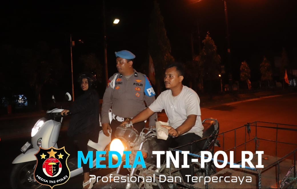 Polres Langkat Gelar Sahur On The Road Hari ke-22 Ramadhan, Bagikan Nasi Sahur Kepada Masyarakat