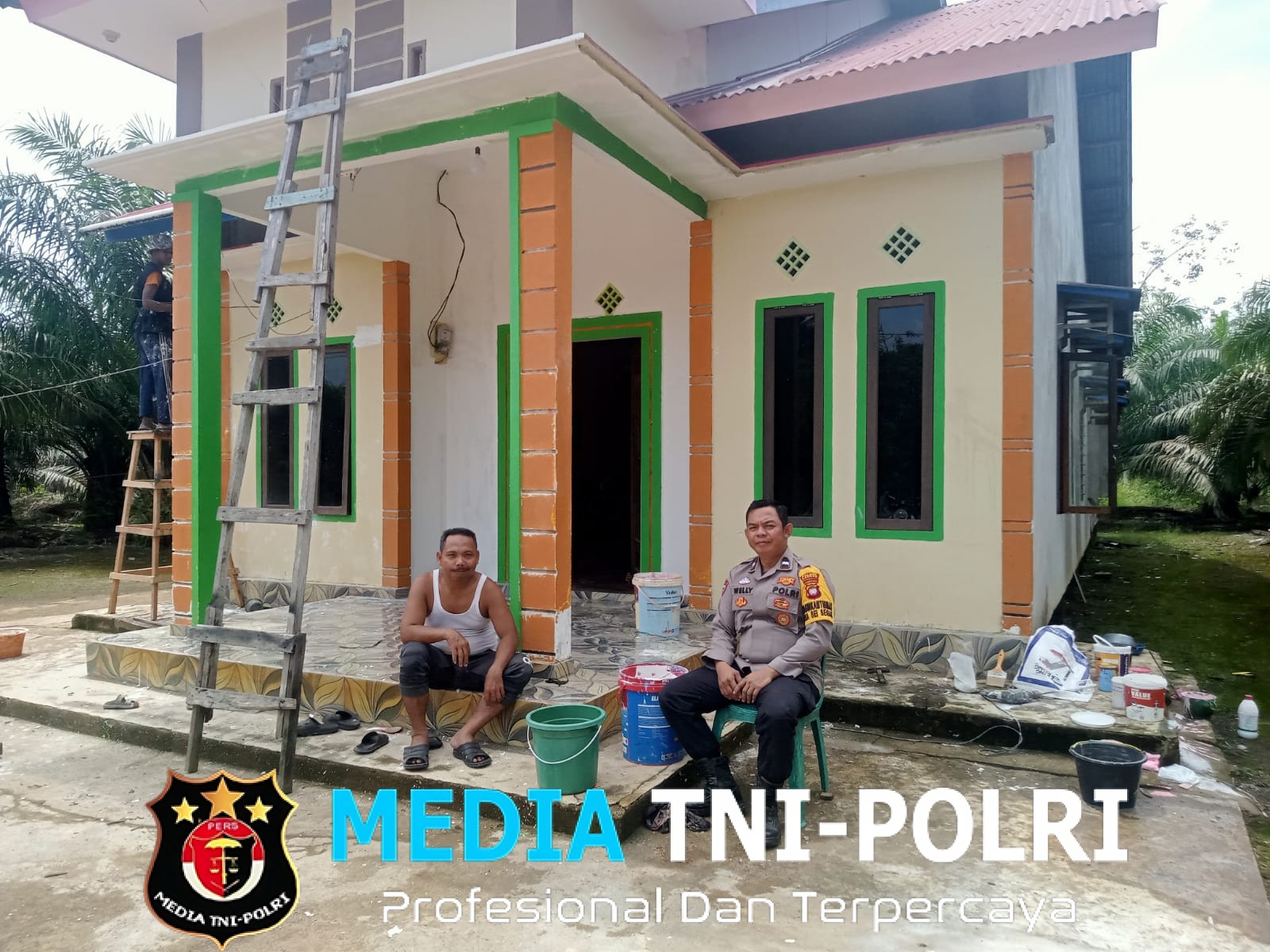 Momen Hangat Jelang Lebaran, Polisi Sapa Warga yang Sedang Cat Rumah dan Sampaikan Himbauan Kamtibmas