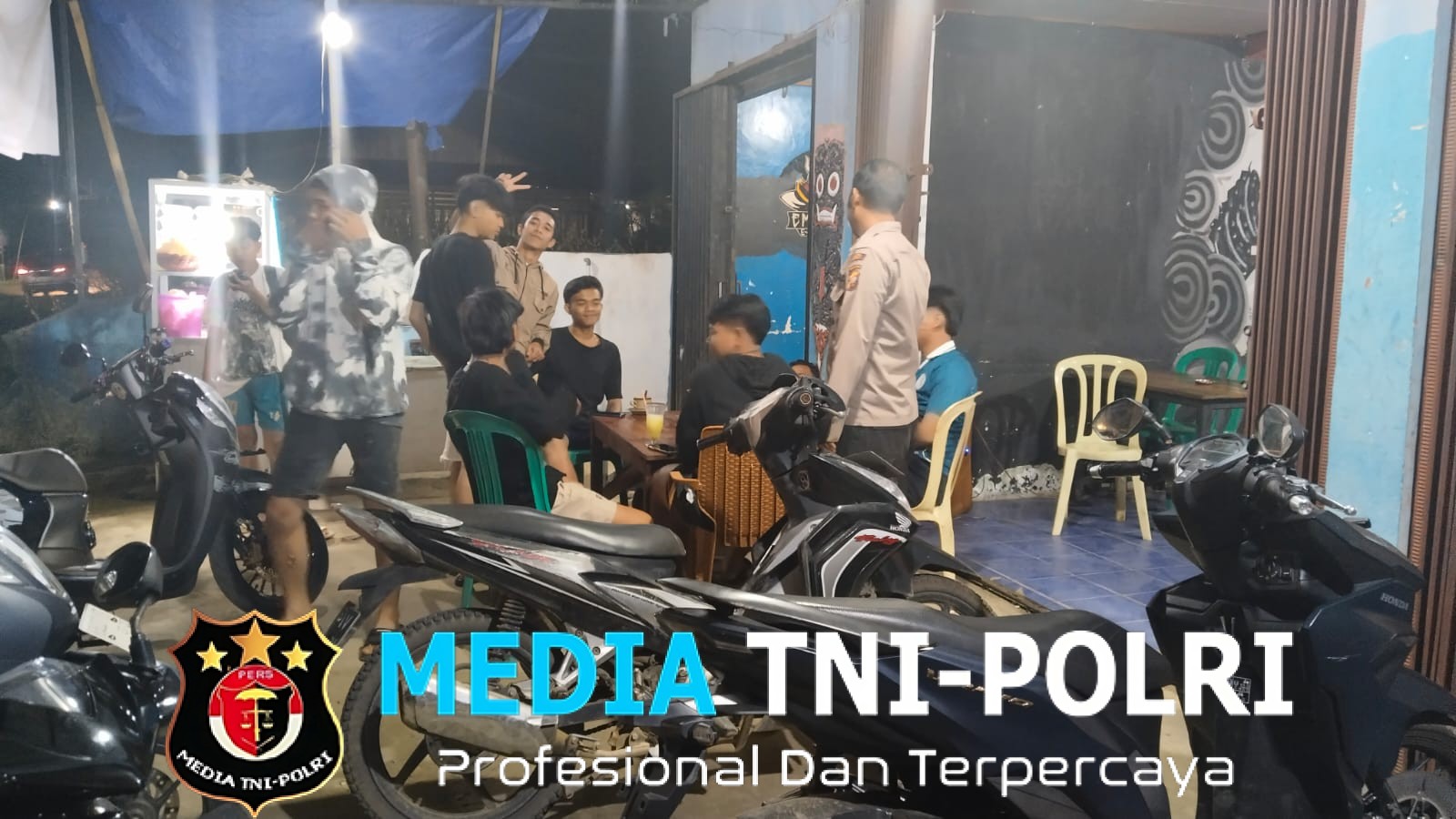 Awalnya Kaget, Pemuda Nongkrong Justru Dapat Himbauan Humanis dari Polisi