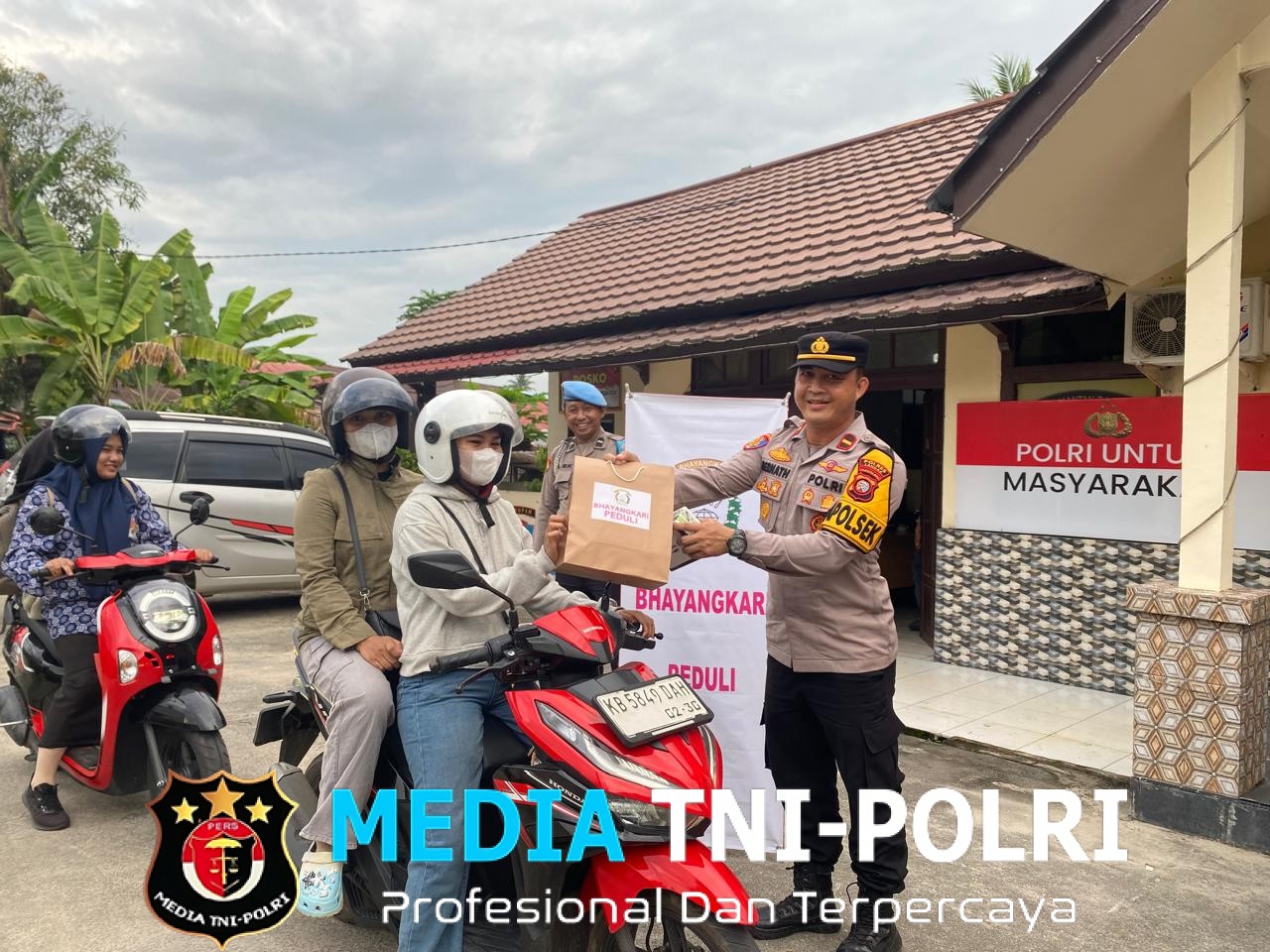 Aksi Humanis Polsek Mandor Kapolsek dan Bhayangkari Turun Langsung Bagikan Takjil untuk Pengendara