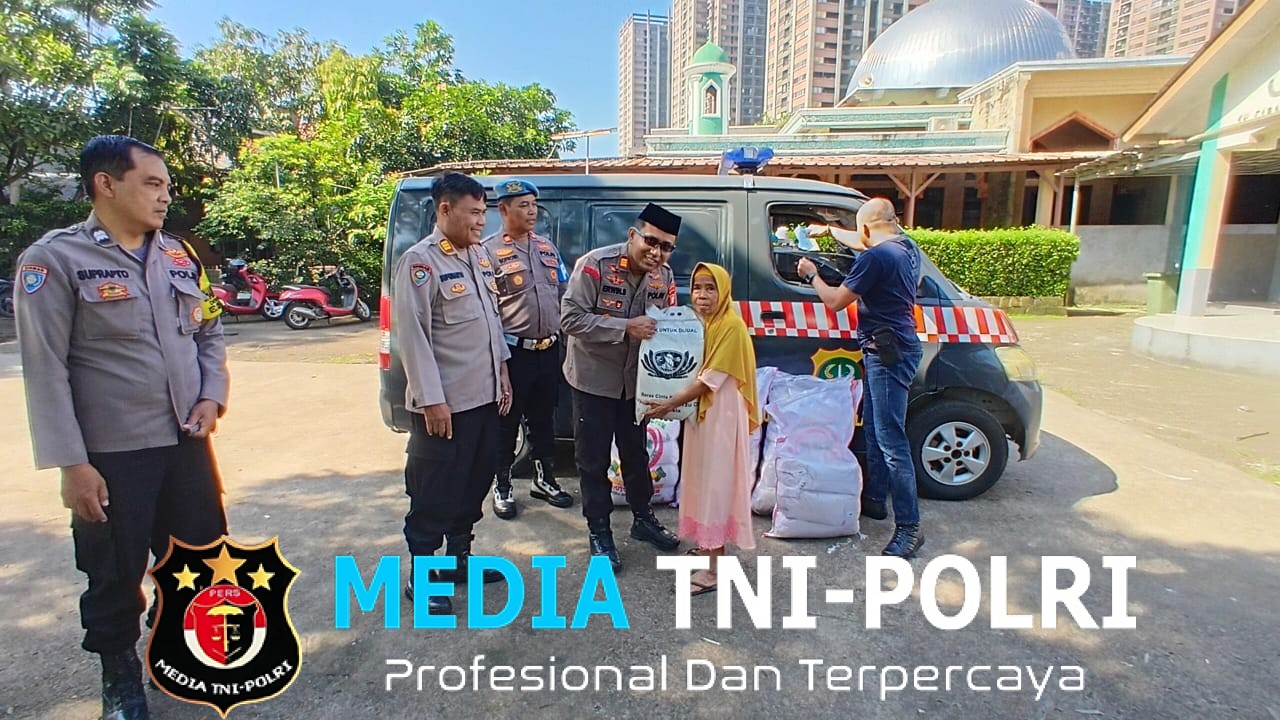 Polsek Cikarang Selatan Bersama Yayasan Budha Tzu Chi Bagikan Beras untuk Warga