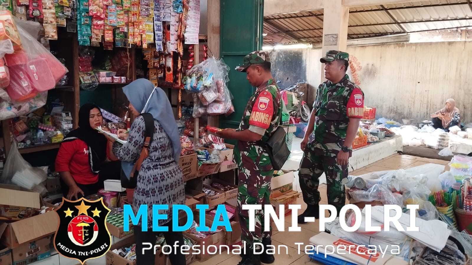 Babinsa Susuri Pasar, Cek Keamanan Makanan yang Dijual Pedagang