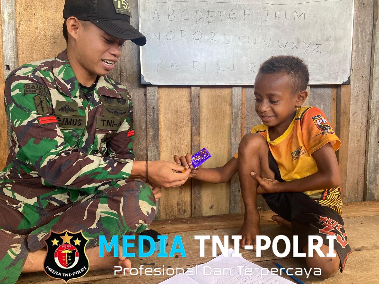 TNI Cerdaskan Perbatasan Pos Denom Satgas Swasembada Yonif 751/VJS Gelar Kelas Calistung di Pos