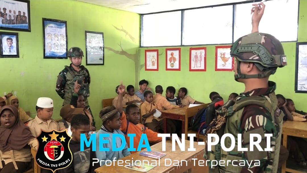 Bangun Kesadaran dan Semangat Belajar, Satgas Yonif 521/DY Berbagi Cerita dan Pengalaman di Sekolah MI Distrik Walesi