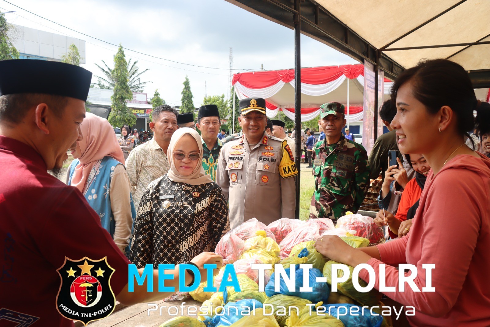 Polres Mesuji Gelar Gerakan Pangan Murah di Pasar Simpang Pematang Dalam Rangka Menekan Inflasi dan Menjelang Hari Raya Idul Fitri 1447 H