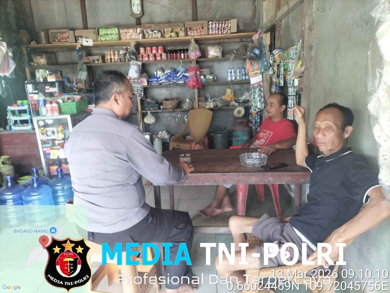 Polisi Sambangi Warga Saat Patroli Siang, Suasana Akrab di Warung Jadi Sarana Sampaikan Himbauan