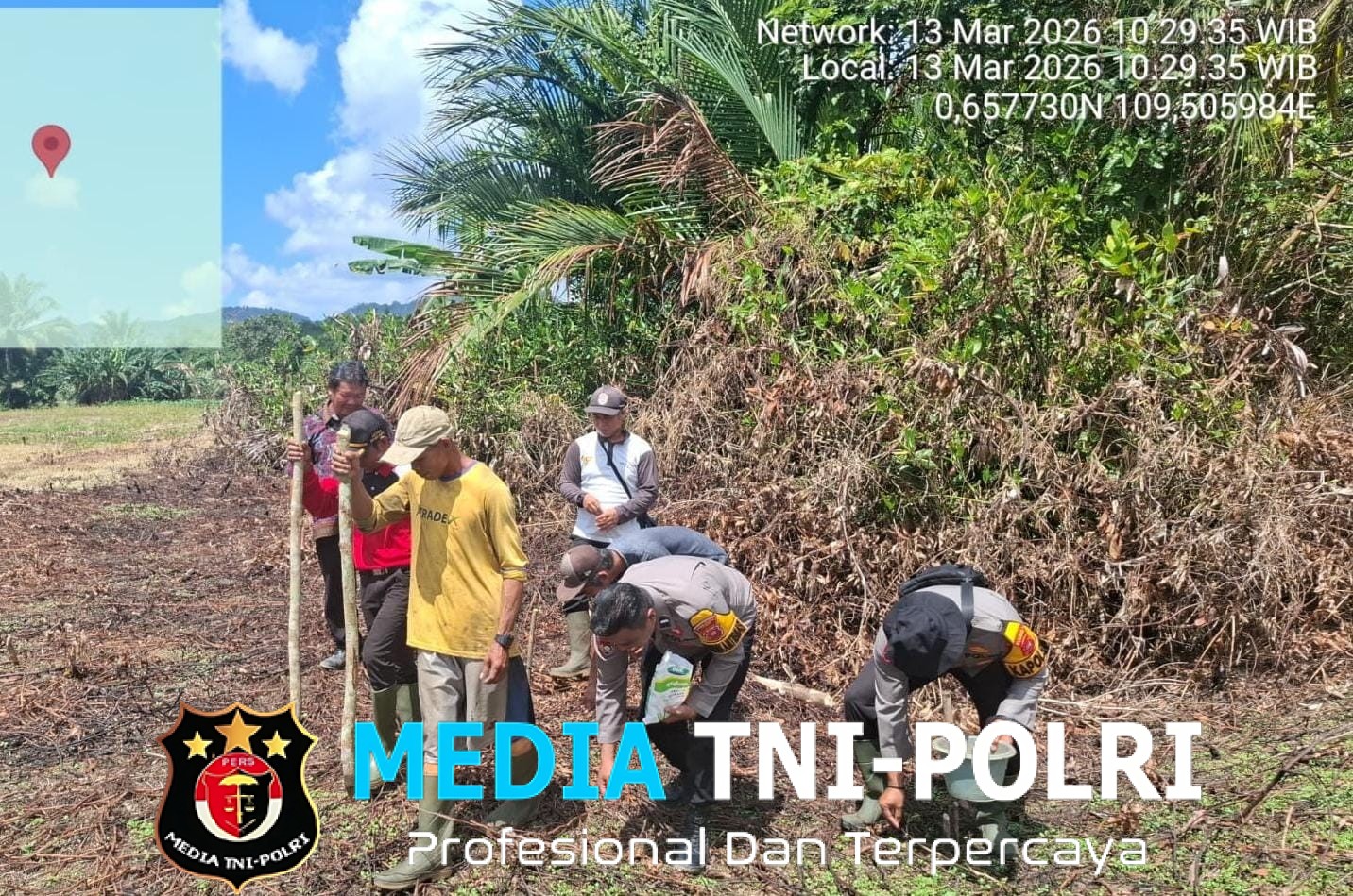 Kapolsek Menyuke Beserta Bhabinkamtibmas dan Pemilik Lahan Lakukan Penanaman Jagung