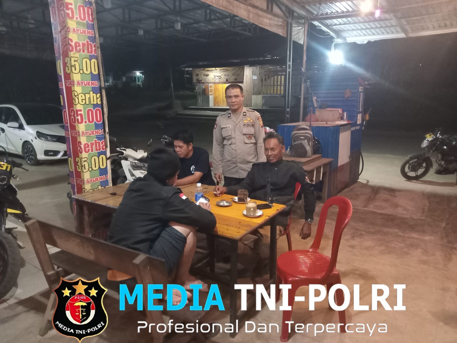 Suasana Hangat Patroli Malam, Polisi Sambangi Warga dengan Sapaan Ramah