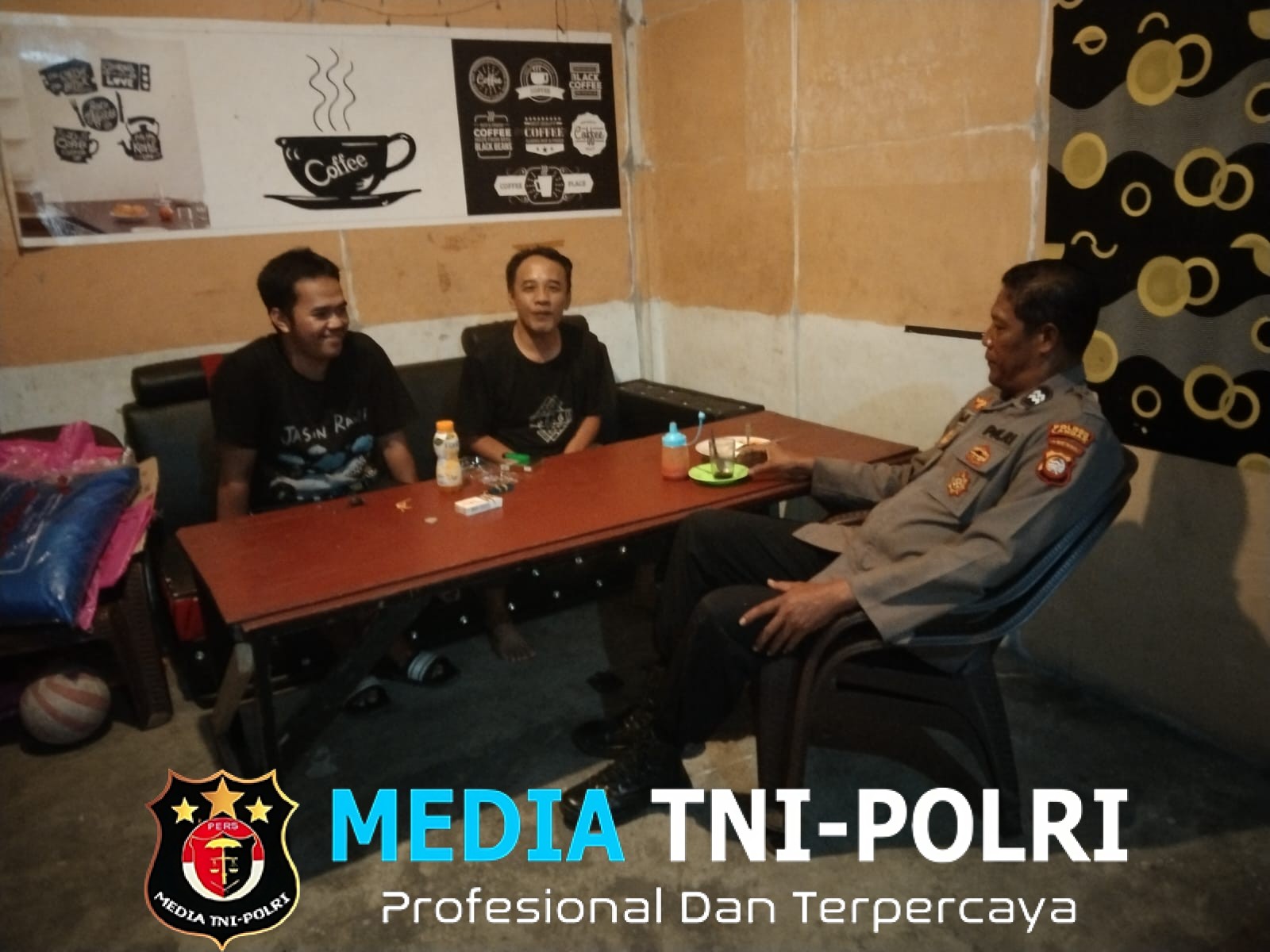 Suasana Santai di Warung Kopi, Polisi Ajak Warga Jaga Keamanan Lingkungan